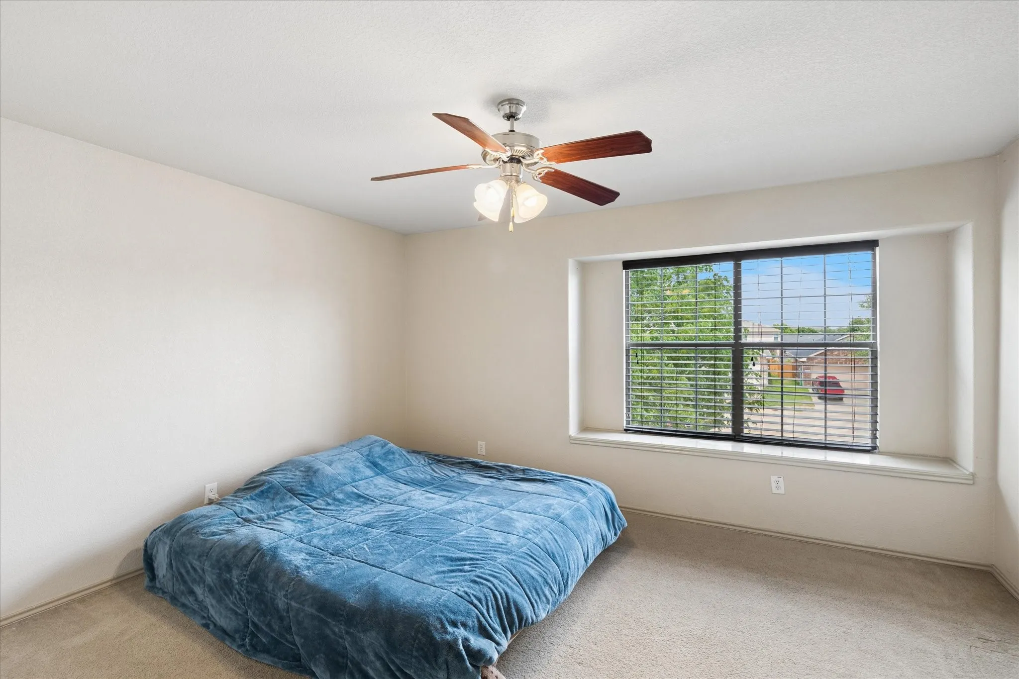 Good-sized primary bedroom