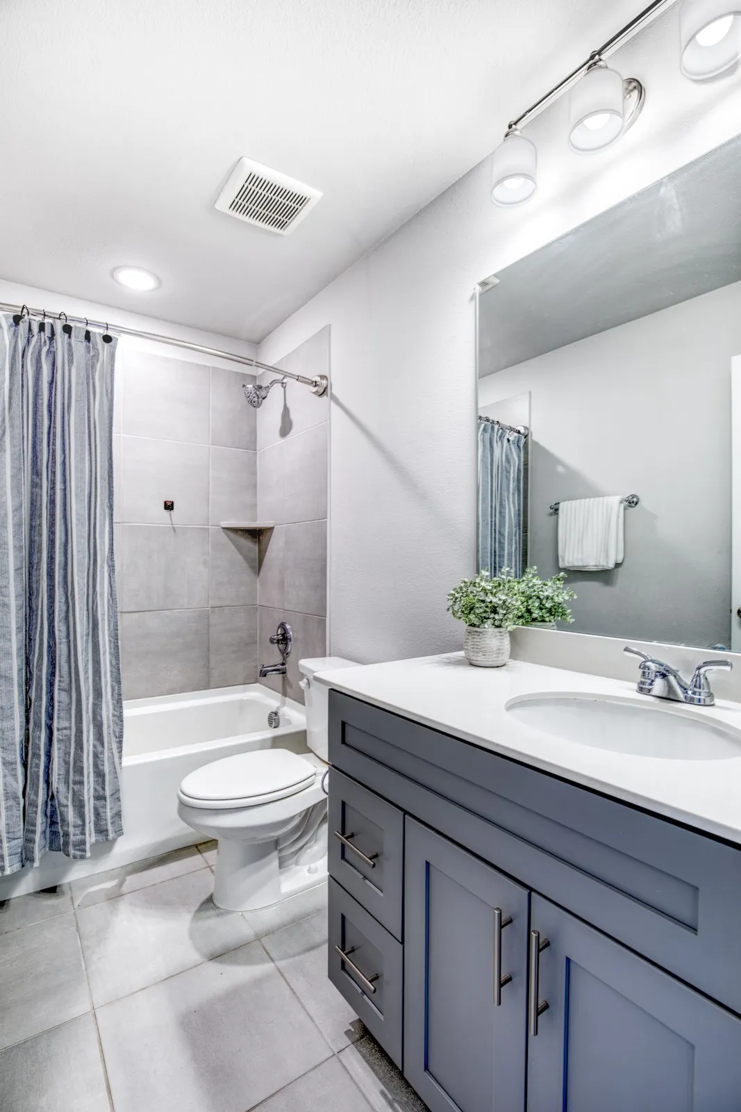 Upstairs full bath with tub/shower combo.