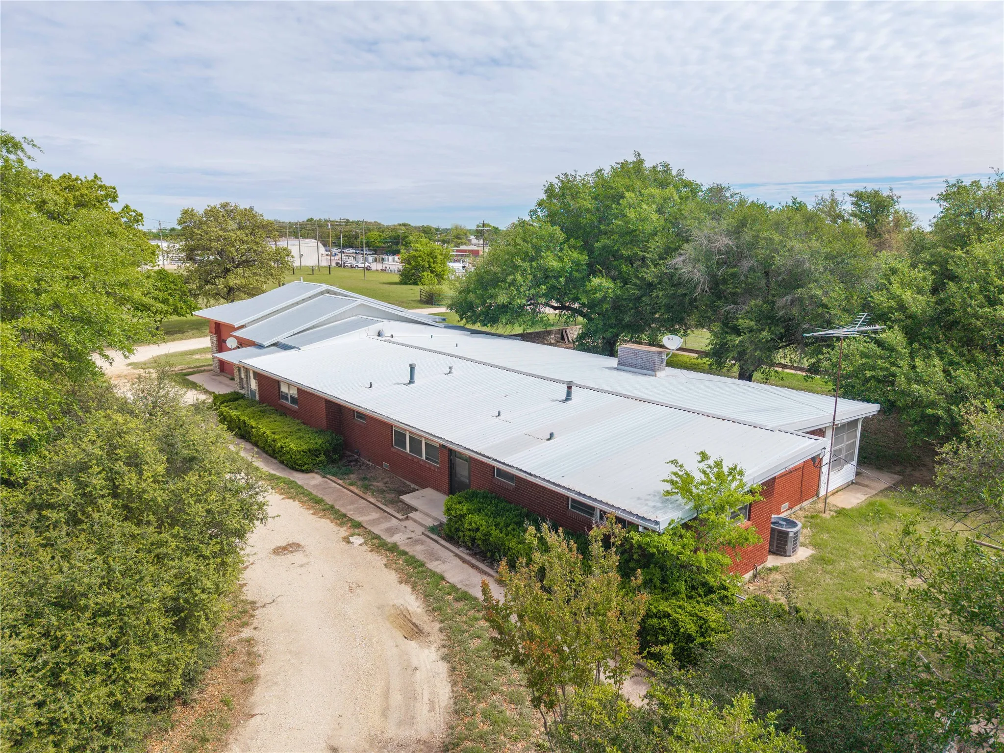 Single Family Residence For Sale in Erath County , 1025 S US Highway 281, Stephenville, Texas 76401, 3 Bedroom, 2 Bathroom, 2 Garage spaces, 3,920 Sqft, built in 1963, mls#21241225, Real Estate Agent in Stephenville, Homes For Sale in Erath county, Homes For Sale in Stephenville, Realtor in Stephenville Texas, Real Estate Brokerage Independent Realty Texas, Luminita Cordes Realtor