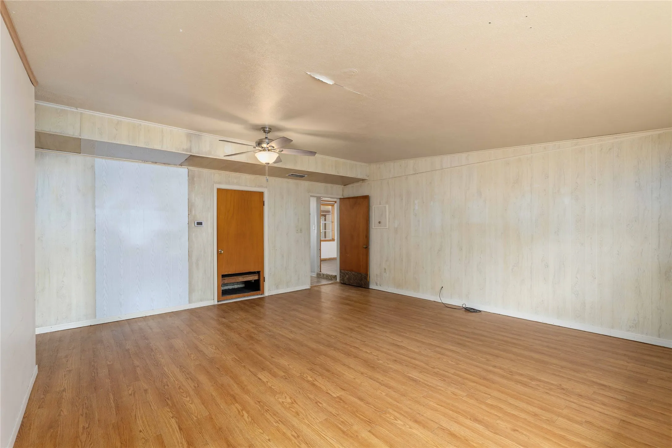 Single Family Residence For Sale in Erath County , 1025 S US Highway 281, Stephenville, Texas 76401, 3 Bedroom, 2 Bathroom, 2 Garage spaces, 3,920 Sqft, built in 1963, mls#21241225, Real Estate Agent in Stephenville, Homes For Sale in Erath county, Homes For Sale in Stephenville, Realtor in Stephenville Texas, Real Estate Brokerage Independent Realty Texas, Luminita Cordes Realtor