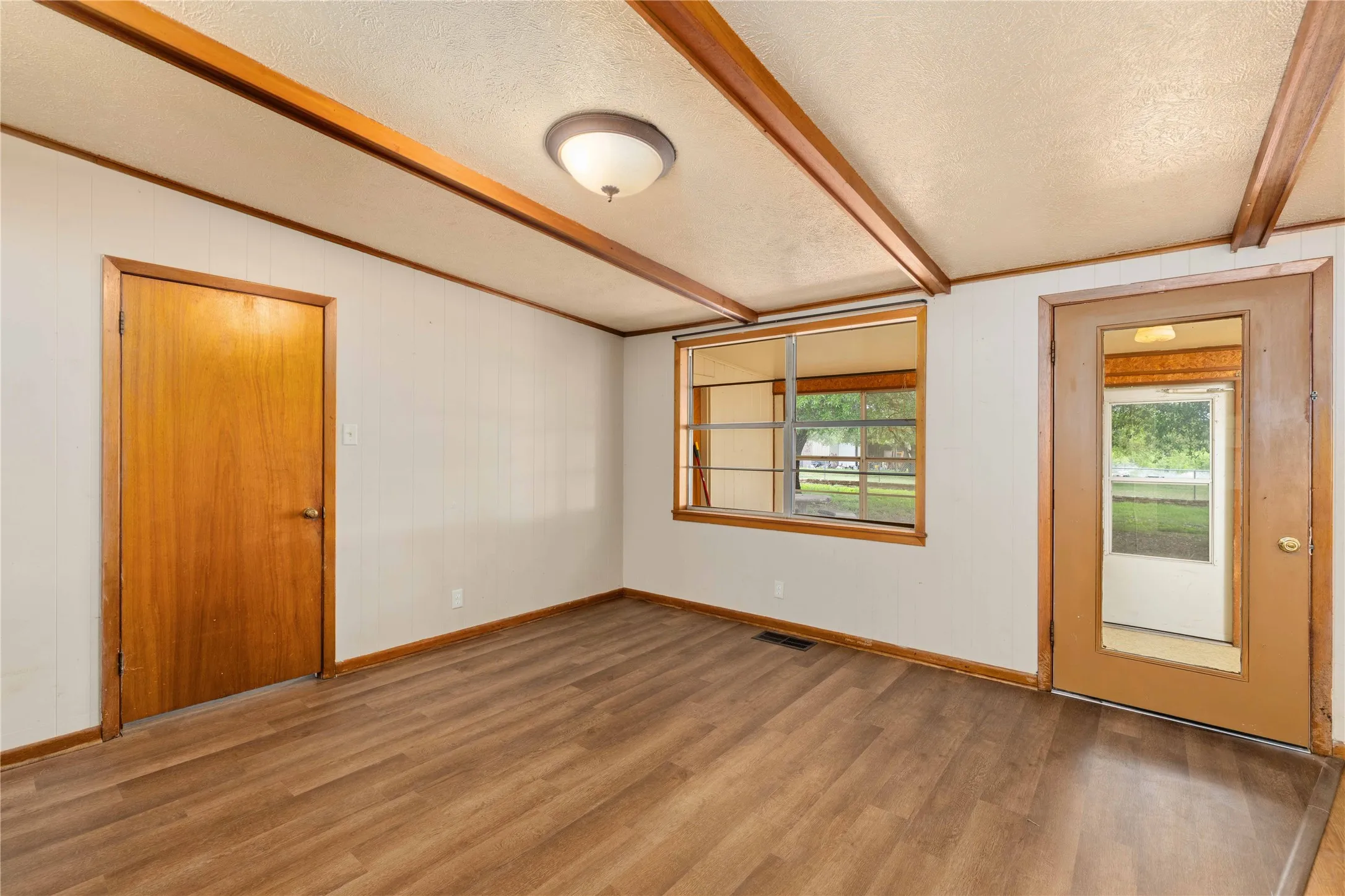 Single Family Residence For Sale in Erath County , 1025 S US Highway 281, Stephenville, Texas 76401, 3 Bedroom, 2 Bathroom, 2 Garage spaces, 3,920 Sqft, built in 1963, mls#21241225, Real Estate Agent in Stephenville, Homes For Sale in Erath county, Homes For Sale in Stephenville, Realtor in Stephenville Texas, Real Estate Brokerage Independent Realty Texas, Luminita Cordes Realtor