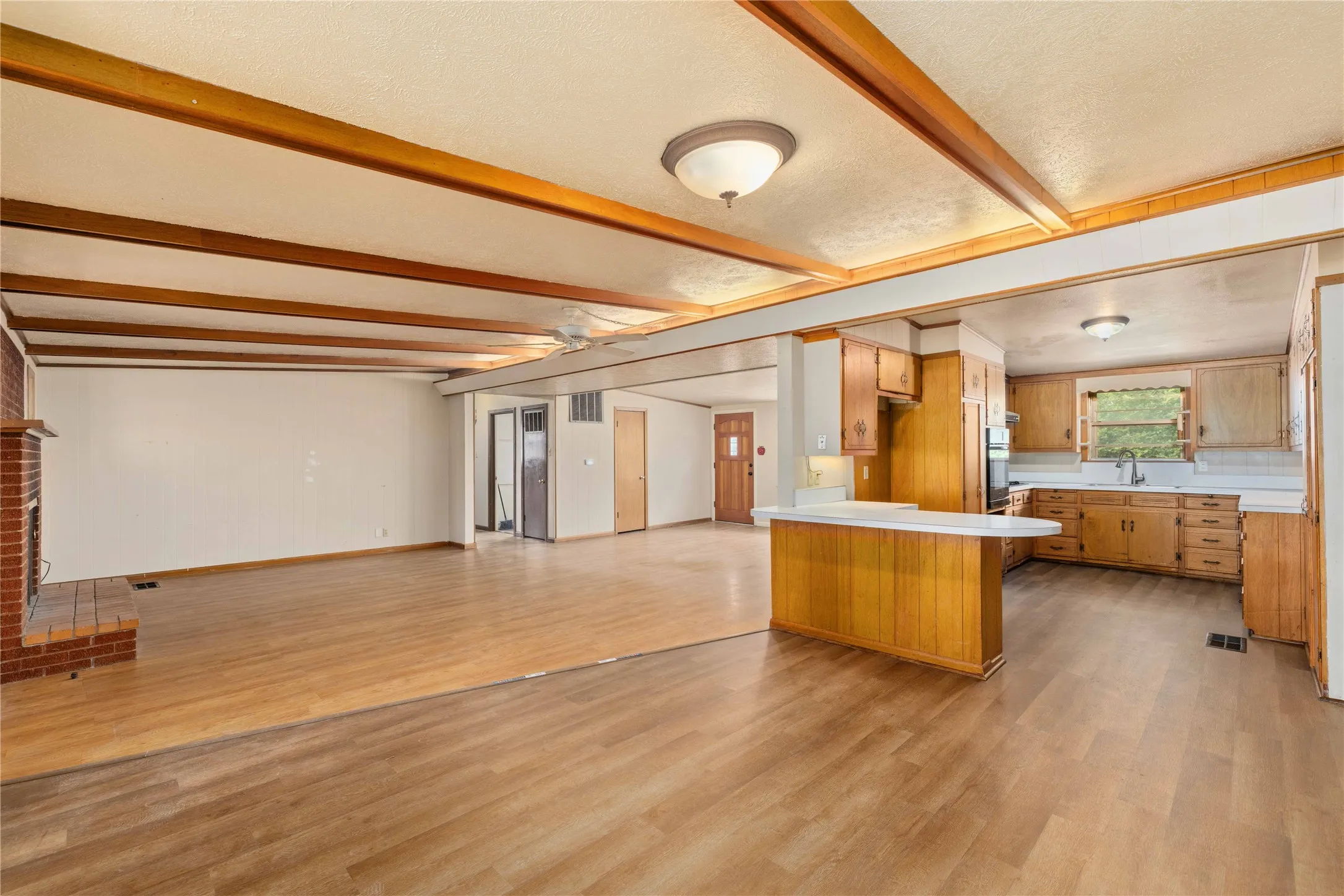 Single Family Residence For Sale in Erath County , 1025 S US Highway 281, Stephenville, Texas 76401, 3 Bedroom, 2 Bathroom, 2 Garage spaces, 3,920 Sqft, built in 1963, mls#21241225, Real Estate Agent in Stephenville, Homes For Sale in Erath county, Homes For Sale in Stephenville, Realtor in Stephenville Texas, Real Estate Brokerage Independent Realty Texas, Luminita Cordes Realtor
