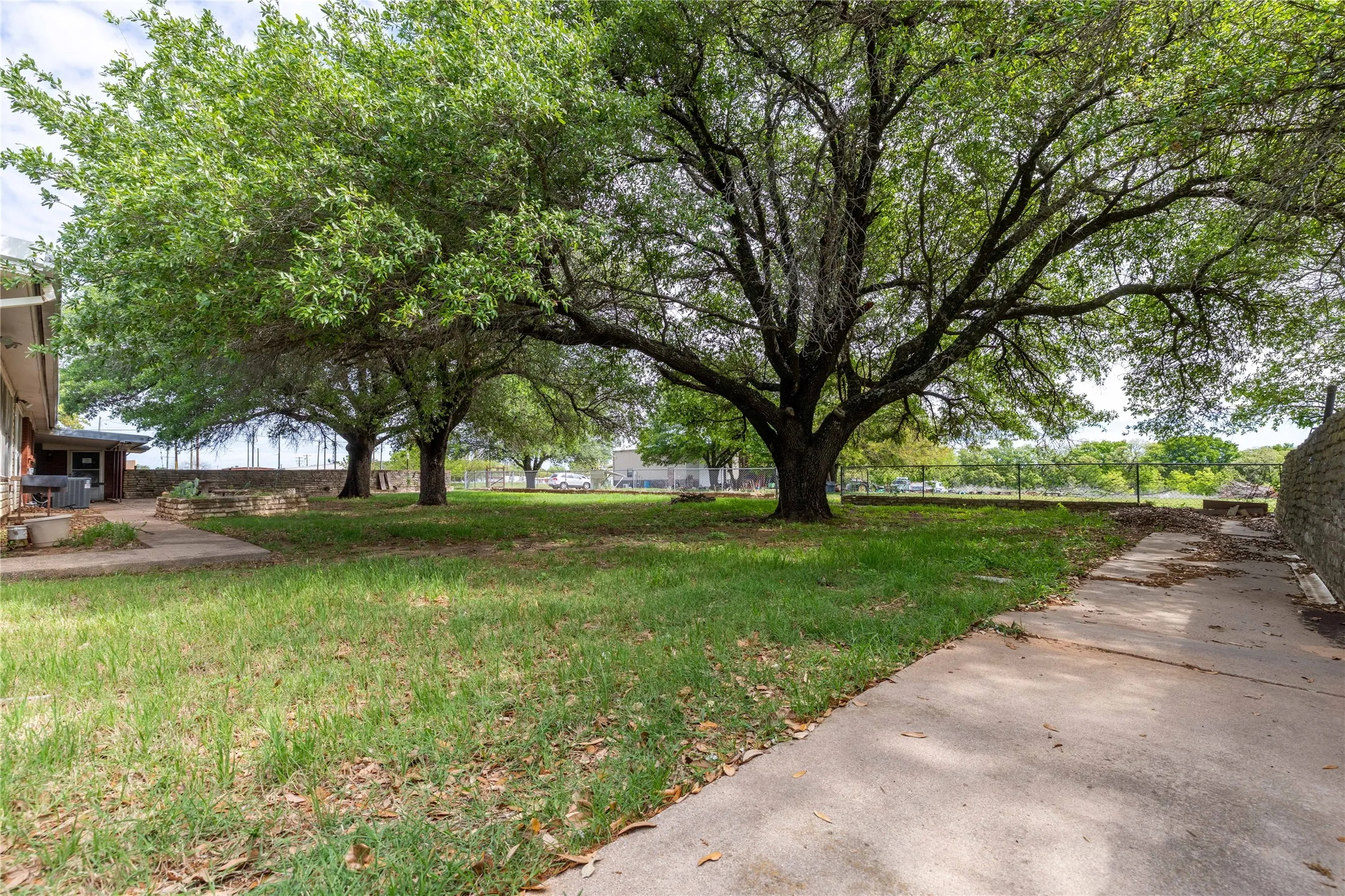 Single Family Residence For Sale in Erath County , 1025 S US Highway 281, Stephenville, Texas 76401, 3 Bedroom, 2 Bathroom, 2 Garage spaces, 3,920 Sqft, built in 1963, mls#21241225, Real Estate Agent in Stephenville, Homes For Sale in Erath county, Homes For Sale in Stephenville, Realtor in Stephenville Texas, Real Estate Brokerage Independent Realty Texas, Luminita Cordes Realtor