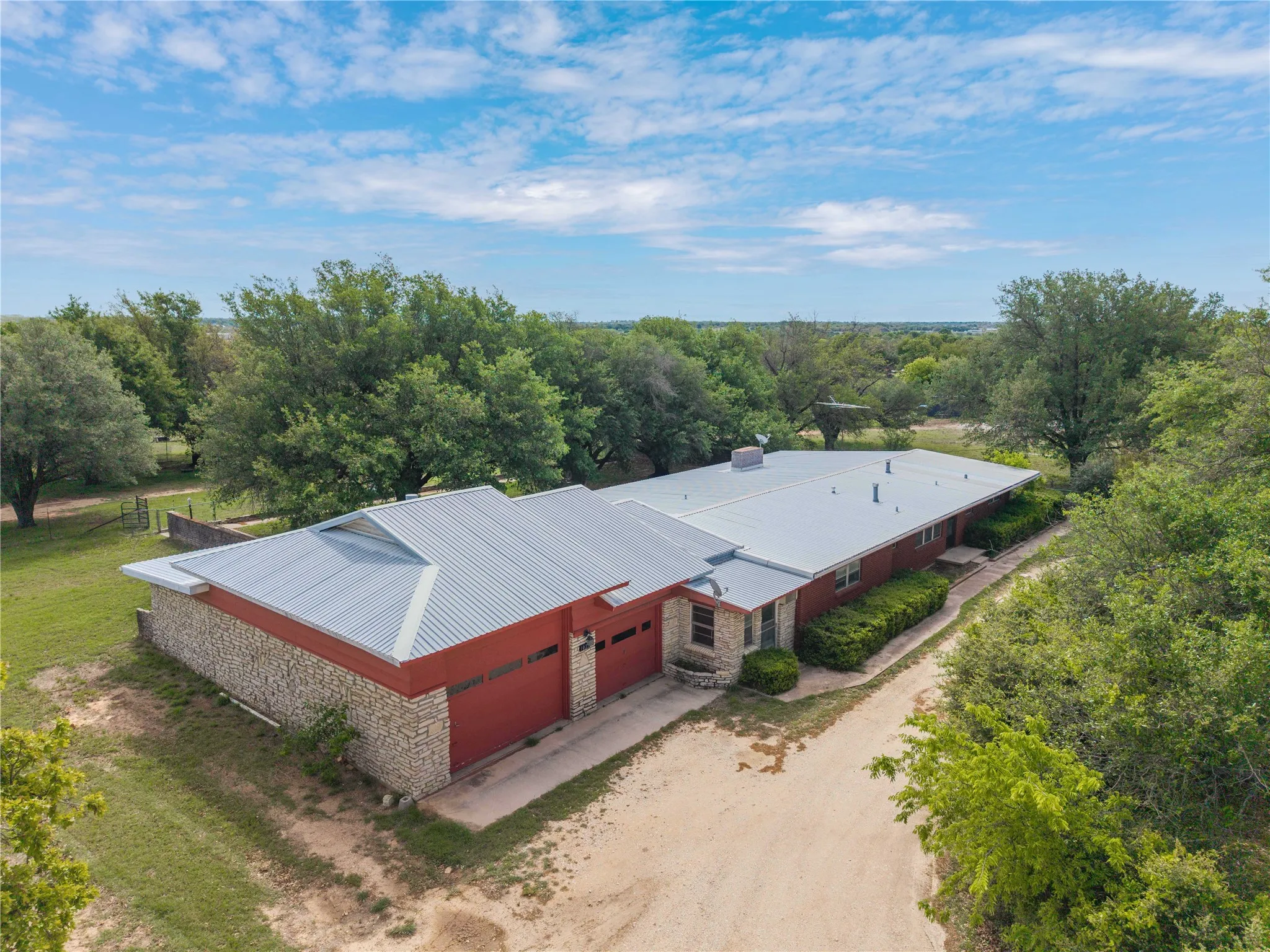Single Family Residence For Sale in Erath County , 1025 S US Highway 281, Stephenville, Texas 76401, 3 Bedroom, 2 Bathroom, 2 Garage spaces, 3,920 Sqft, built in 1963, mls#21241225, Real Estate Agent in Stephenville, Homes For Sale in Erath county, Homes For Sale in Stephenville, Realtor in Stephenville Texas, Real Estate Brokerage Independent Realty Texas, Luminita Cordes Realtor