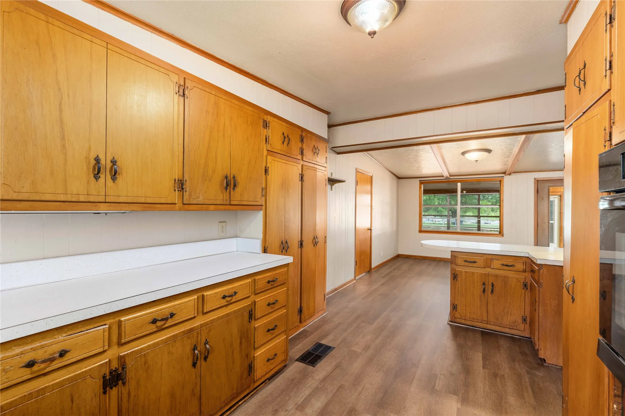 Single Family Residence For Sale in Erath County , 1025 S US Highway 281, Stephenville, Texas 76401, 3 Bedroom, 2 Bathroom, 2 Garage spaces, 3,920 Sqft, built in 1963, mls#21241225, Real Estate Agent in Stephenville, Homes For Sale in Erath county, Homes For Sale in Stephenville, Realtor in Stephenville Texas, Real Estate Brokerage Independent Realty Texas, Luminita Cordes Realtor