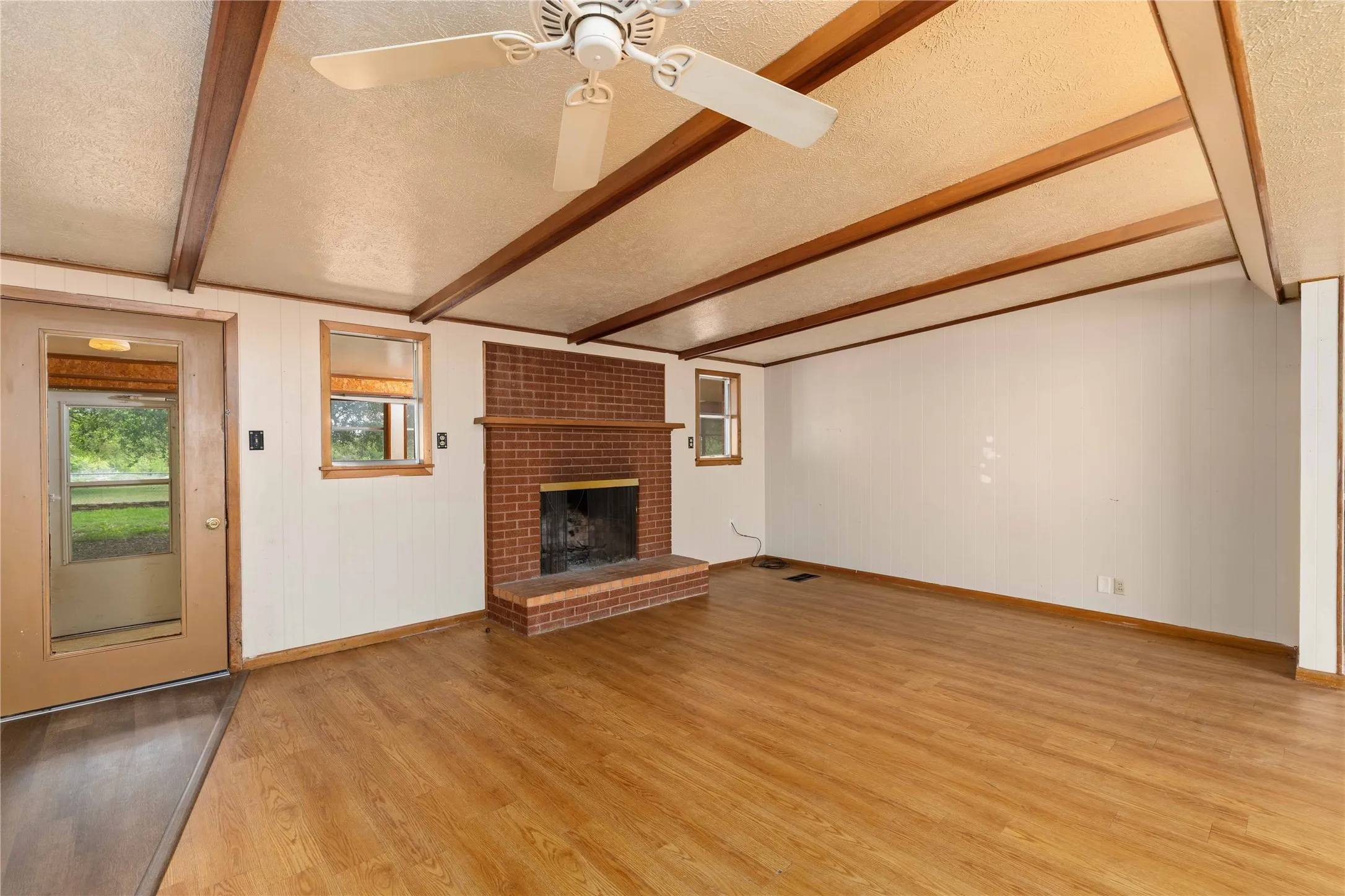Single Family Residence For Sale in Erath County , 1025 S US Highway 281, Stephenville, Texas 76401, 3 Bedroom, 2 Bathroom, 2 Garage spaces, 3,920 Sqft, built in 1963, mls#21241225, Real Estate Agent in Stephenville, Homes For Sale in Erath county, Homes For Sale in Stephenville, Realtor in Stephenville Texas, Real Estate Brokerage Independent Realty Texas, Luminita Cordes Realtor