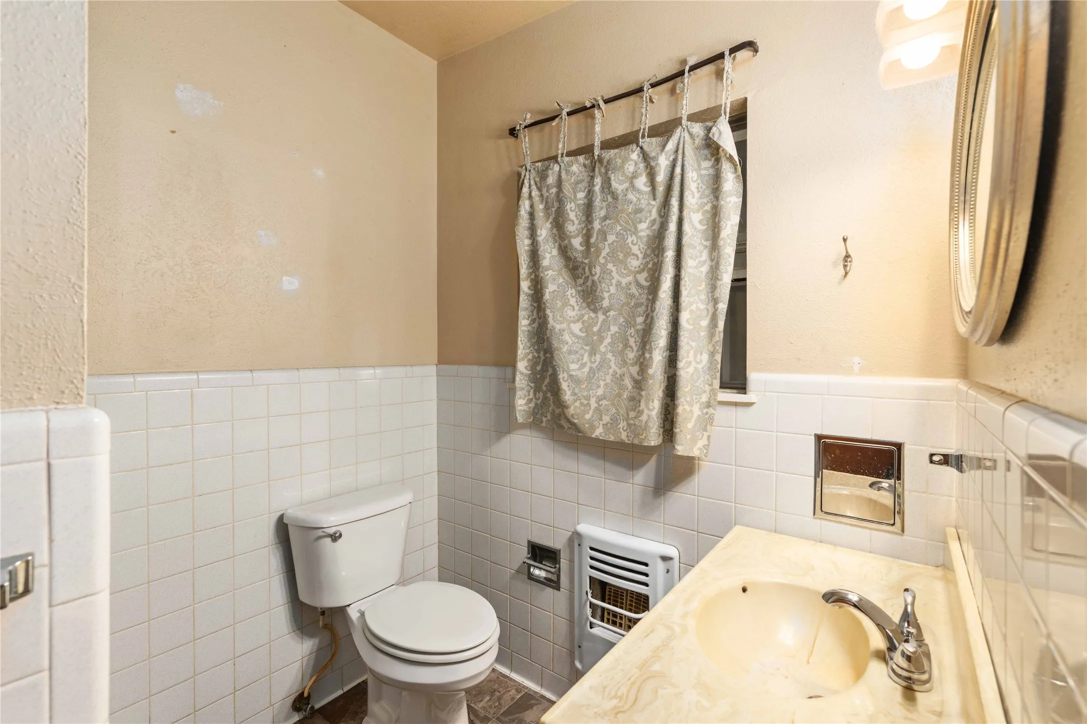 Single Family Residence For Sale in Erath County , 1025 S US Highway 281, Stephenville, Texas 76401, 3 Bedroom, 2 Bathroom, 2 Garage spaces, 3,920 Sqft, built in 1963, mls#21241225, Real Estate Agent in Stephenville, Homes For Sale in Erath county, Homes For Sale in Stephenville, Realtor in Stephenville Texas, Real Estate Brokerage Independent Realty Texas, Luminita Cordes Realtor