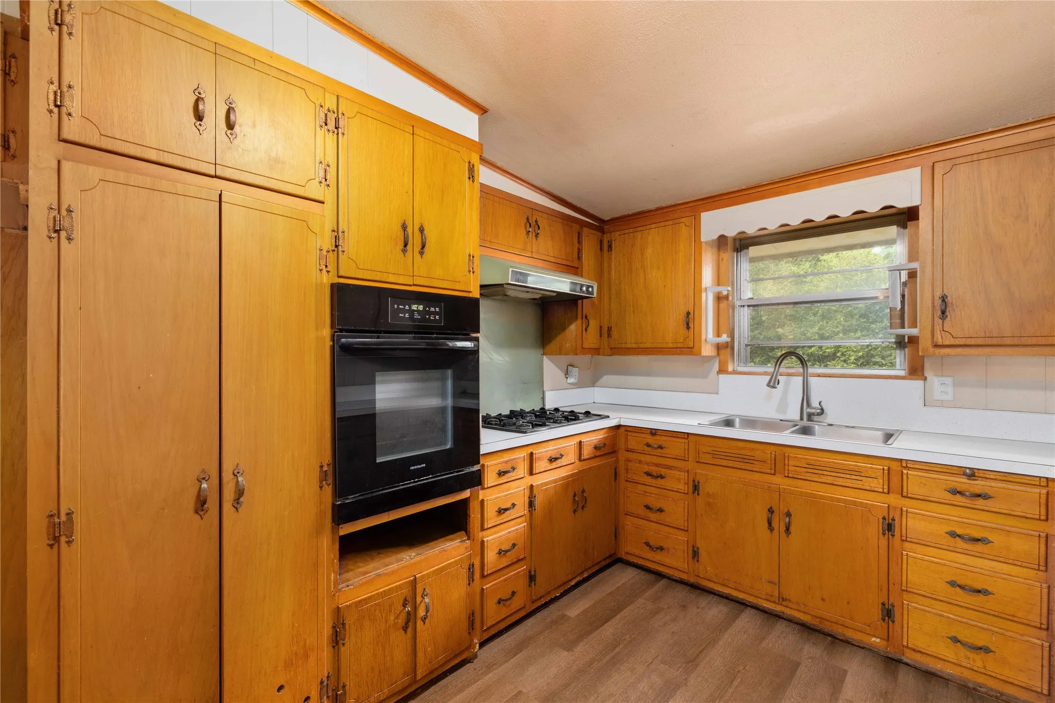 Single Family Residence For Sale in Erath County , 1025 S US Highway 281, Stephenville, Texas 76401, 3 Bedroom, 2 Bathroom, 2 Garage spaces, 3,920 Sqft, built in 1963, mls#21241225, Real Estate Agent in Stephenville, Homes For Sale in Erath county, Homes For Sale in Stephenville, Realtor in Stephenville Texas, Real Estate Brokerage Independent Realty Texas, Luminita Cordes Realtor