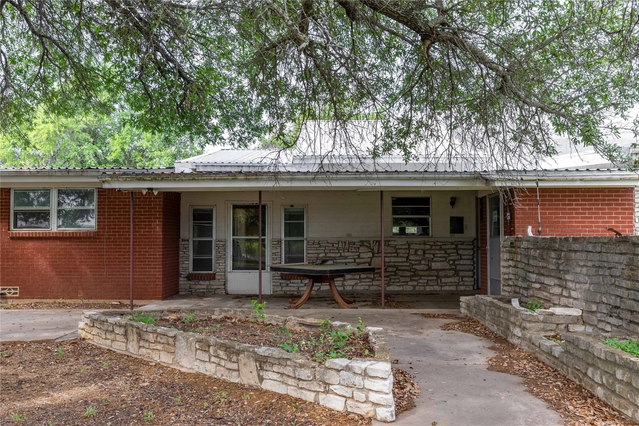 Single Family Residence For Sale in Erath County , 1025 S US Highway 281, Stephenville, Texas 76401, 3 Bedroom, 2 Bathroom, 2 Garage spaces, 3,920 Sqft, built in 1963, mls#21241225, Real Estate Agent in Stephenville, Homes For Sale in Erath county, Homes For Sale in Stephenville, Realtor in Stephenville Texas, Real Estate Brokerage Independent Realty Texas, Luminita Cordes Realtor