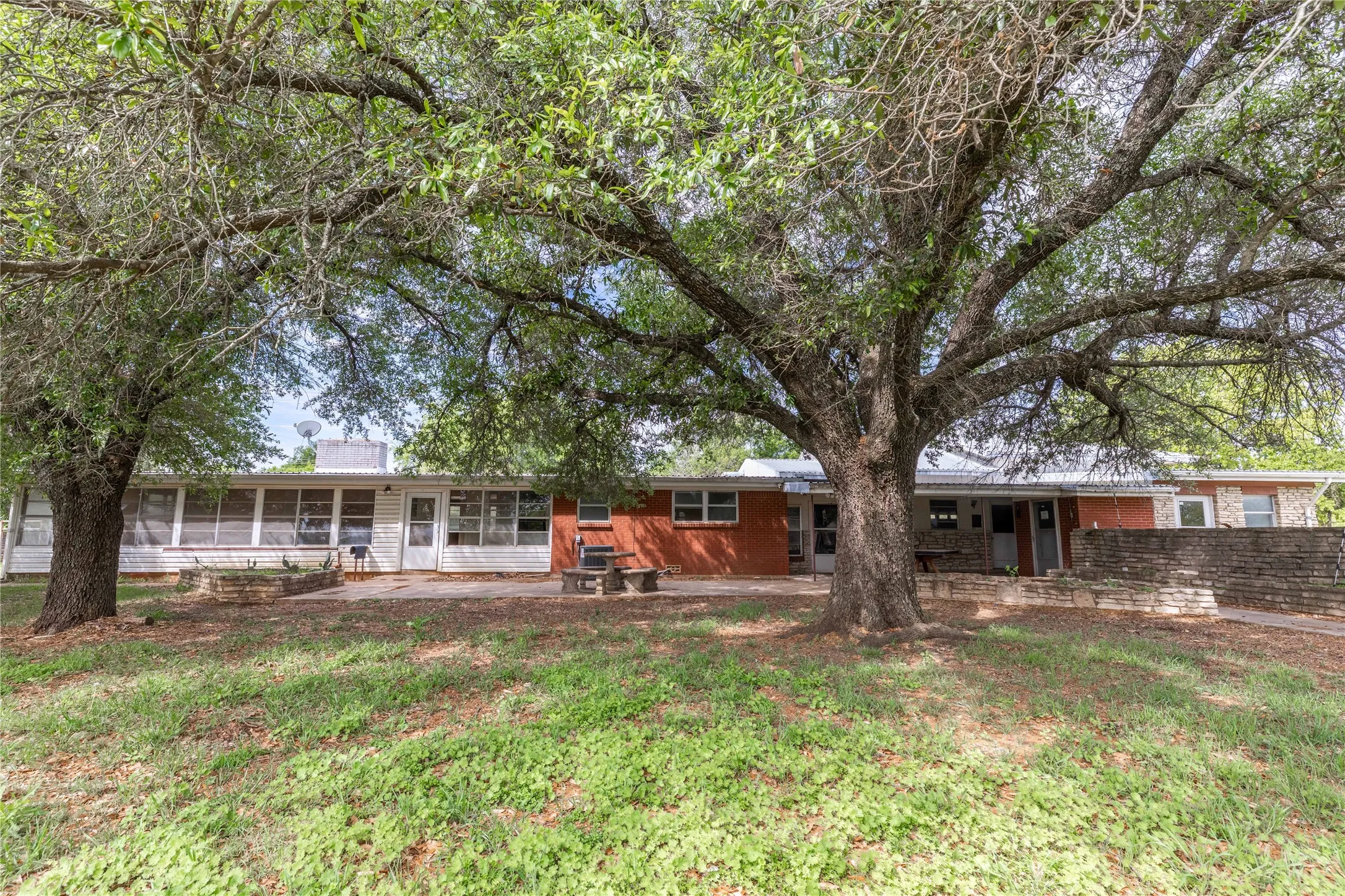 Single Family Residence For Sale in Erath County , 1025 S US Highway 281, Stephenville, Texas 76401, 3 Bedroom, 2 Bathroom, 2 Garage spaces, 3,920 Sqft, built in 1963, mls#21241225, Real Estate Agent in Stephenville, Homes For Sale in Erath county, Homes For Sale in Stephenville, Realtor in Stephenville Texas, Real Estate Brokerage Independent Realty Texas, Luminita Cordes Realtor