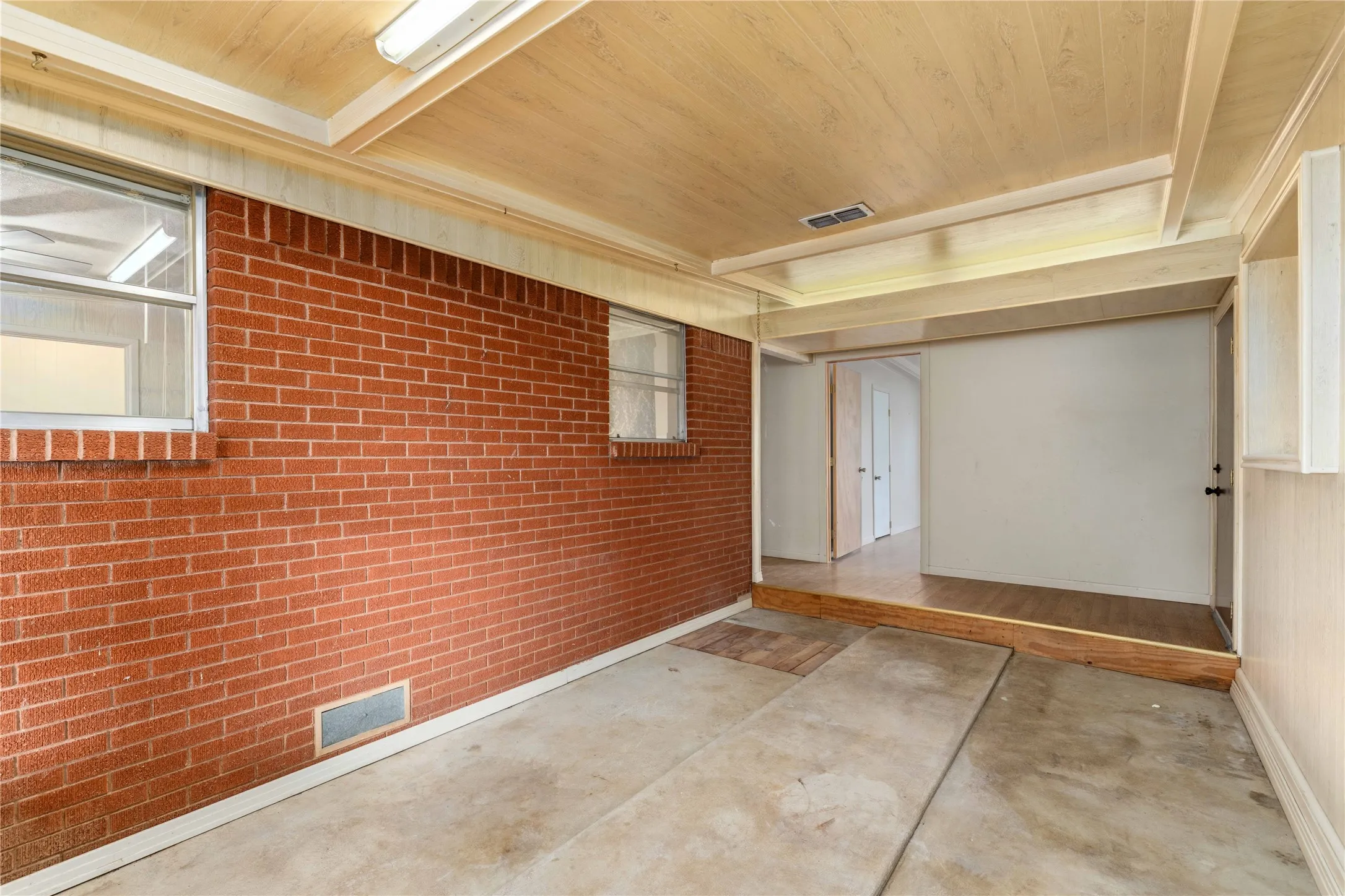 Single Family Residence For Sale in Erath County , 1025 S US Highway 281, Stephenville, Texas 76401, 3 Bedroom, 2 Bathroom, 2 Garage spaces, 3,920 Sqft, built in 1963, mls#21241225, Real Estate Agent in Stephenville, Homes For Sale in Erath county, Homes For Sale in Stephenville, Realtor in Stephenville Texas, Real Estate Brokerage Independent Realty Texas, Luminita Cordes Realtor
