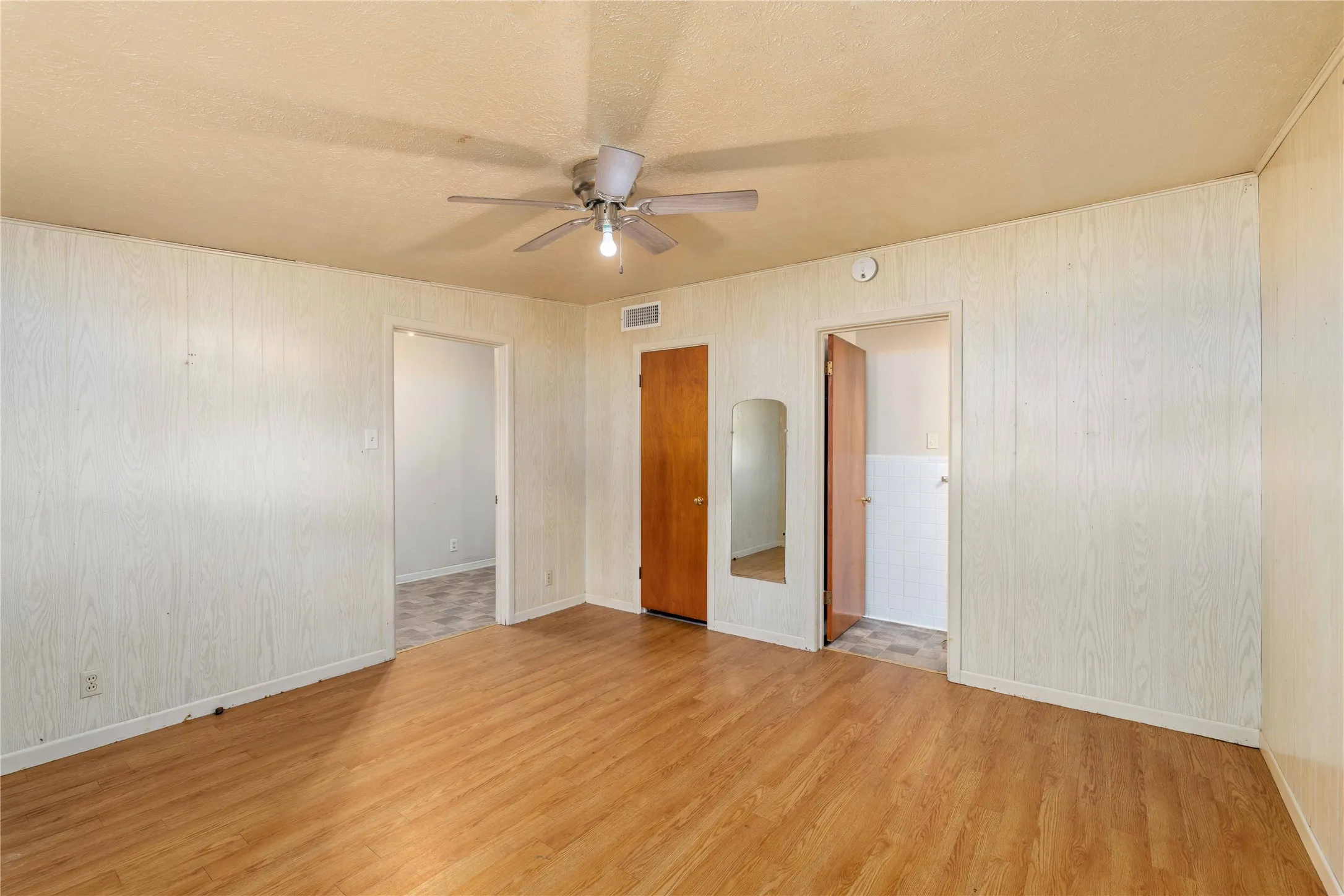 Single Family Residence For Sale in Erath County , 1025 S US Highway 281, Stephenville, Texas 76401, 3 Bedroom, 2 Bathroom, 2 Garage spaces, 3,920 Sqft, built in 1963, mls#21241225, Real Estate Agent in Stephenville, Homes For Sale in Erath county, Homes For Sale in Stephenville, Realtor in Stephenville Texas, Real Estate Brokerage Independent Realty Texas, Luminita Cordes Realtor