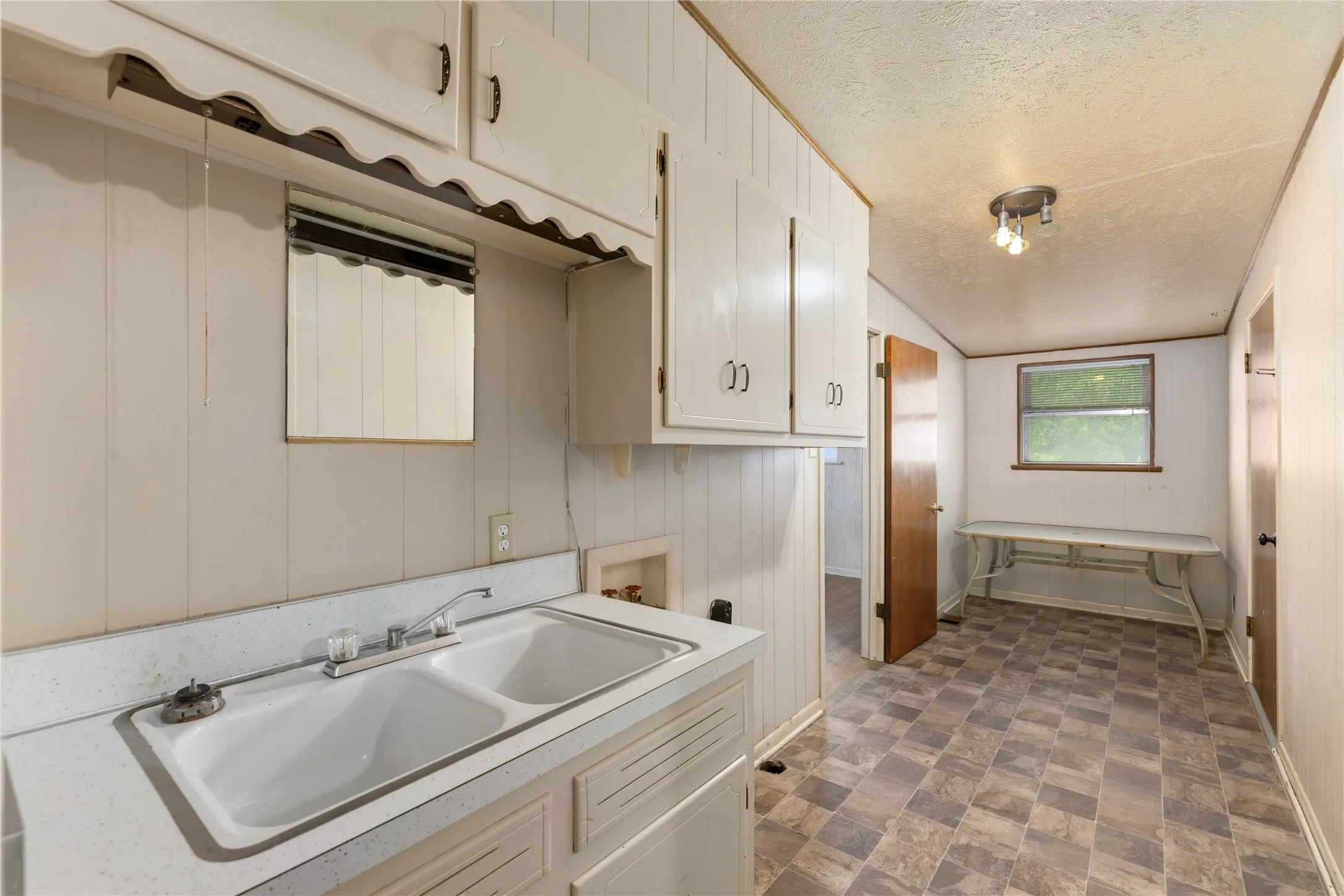 Single Family Residence For Sale in Erath County , 1025 S US Highway 281, Stephenville, Texas 76401, 3 Bedroom, 2 Bathroom, 2 Garage spaces, 3,920 Sqft, built in 1963, mls#21241225, Real Estate Agent in Stephenville, Homes For Sale in Erath county, Homes For Sale in Stephenville, Realtor in Stephenville Texas, Real Estate Brokerage Independent Realty Texas, Luminita Cordes Realtor