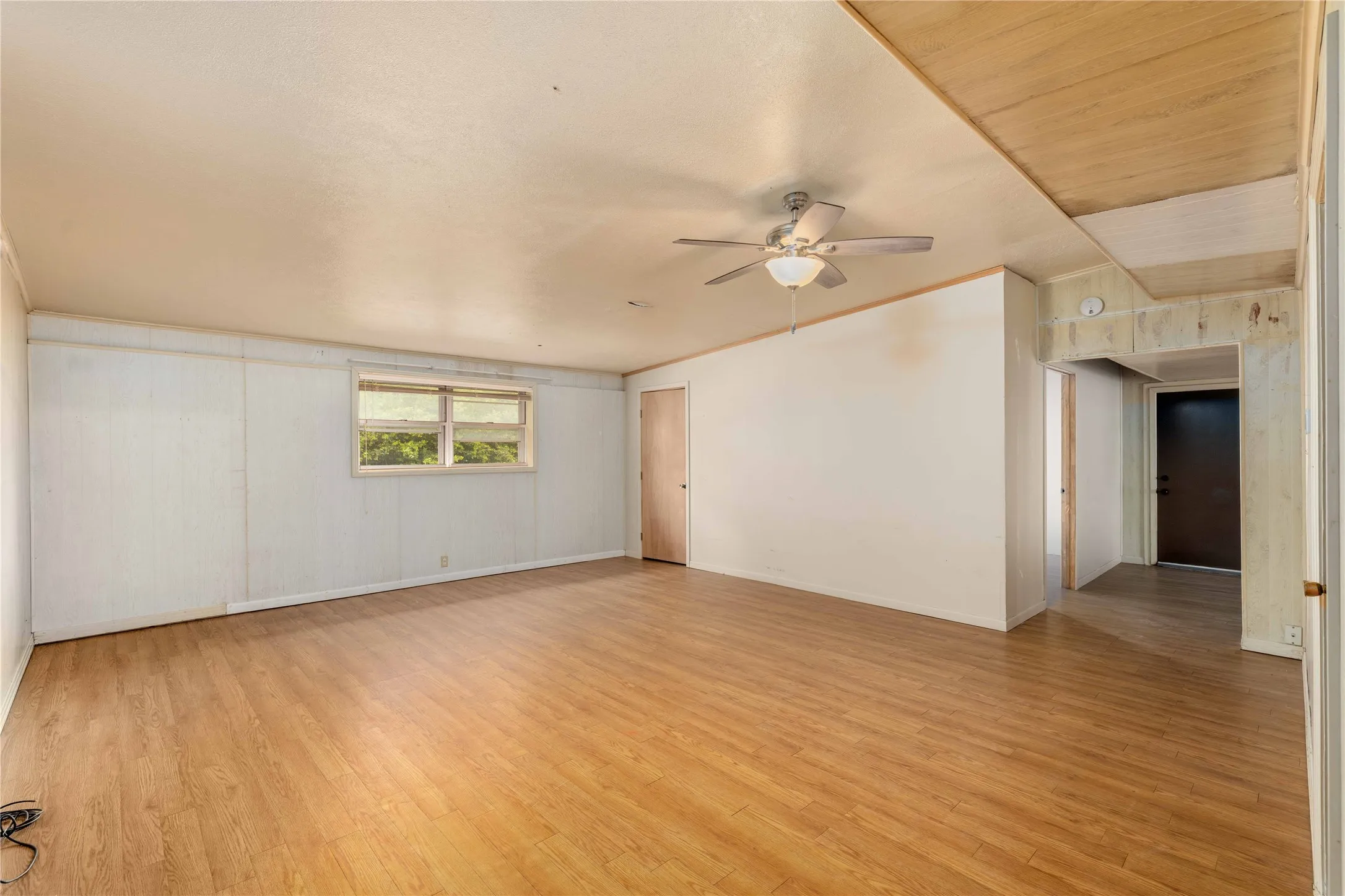 Single Family Residence For Sale in Erath County , 1025 S US Highway 281, Stephenville, Texas 76401, 3 Bedroom, 2 Bathroom, 2 Garage spaces, 3,920 Sqft, built in 1963, mls#21241225, Real Estate Agent in Stephenville, Homes For Sale in Erath county, Homes For Sale in Stephenville, Realtor in Stephenville Texas, Real Estate Brokerage Independent Realty Texas, Luminita Cordes Realtor