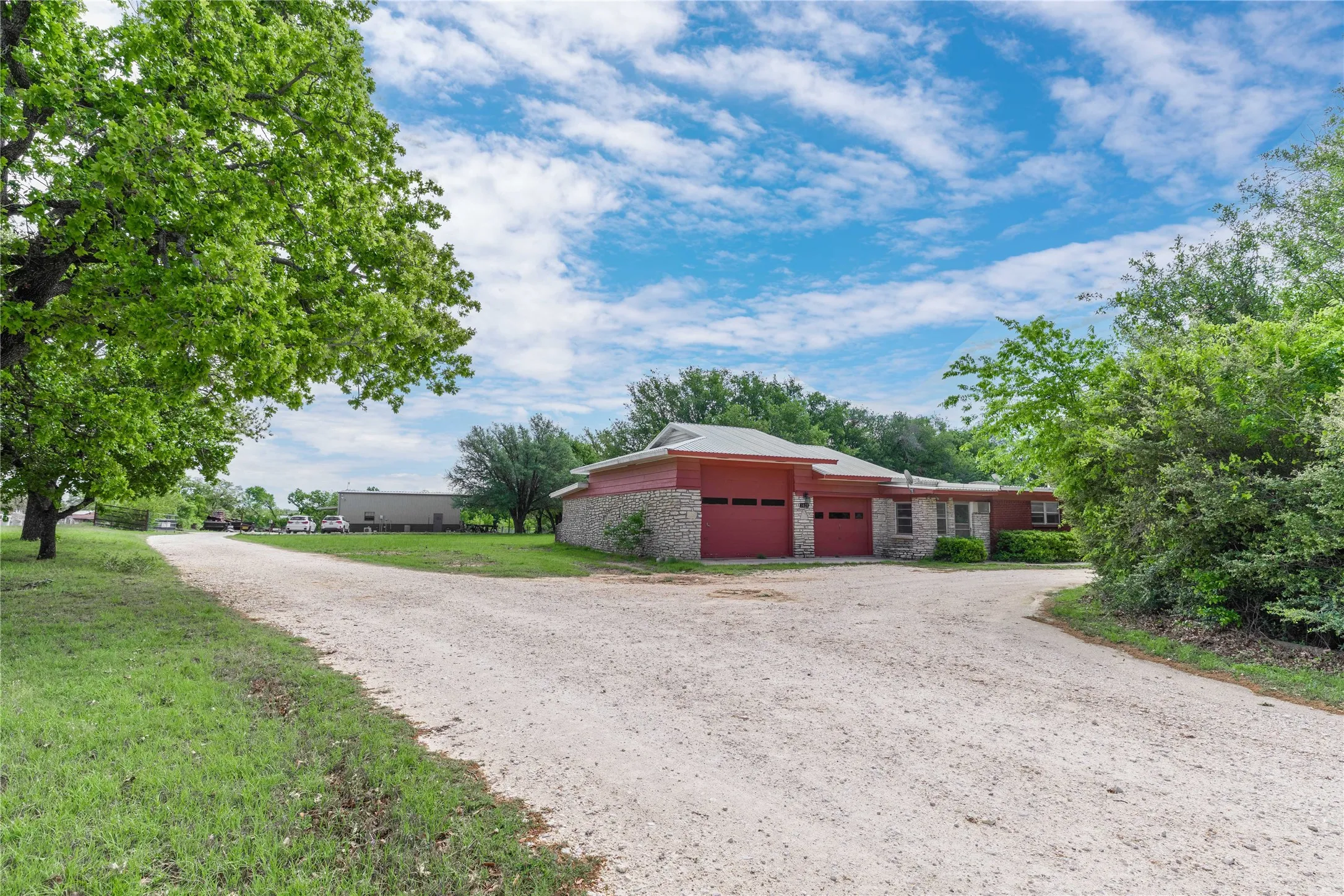 Single Family Residence For Sale in Erath County , 1025 S US Highway 281, Stephenville, Texas 76401, 3 Bedroom, 2 Bathroom, 2 Garage spaces, 3,920 Sqft, built in 1963, mls#21241225, Real Estate Agent in Stephenville, Homes For Sale in Erath county, Homes For Sale in Stephenville, Realtor in Stephenville Texas, Real Estate Brokerage Independent Realty Texas, Luminita Cordes Realtor