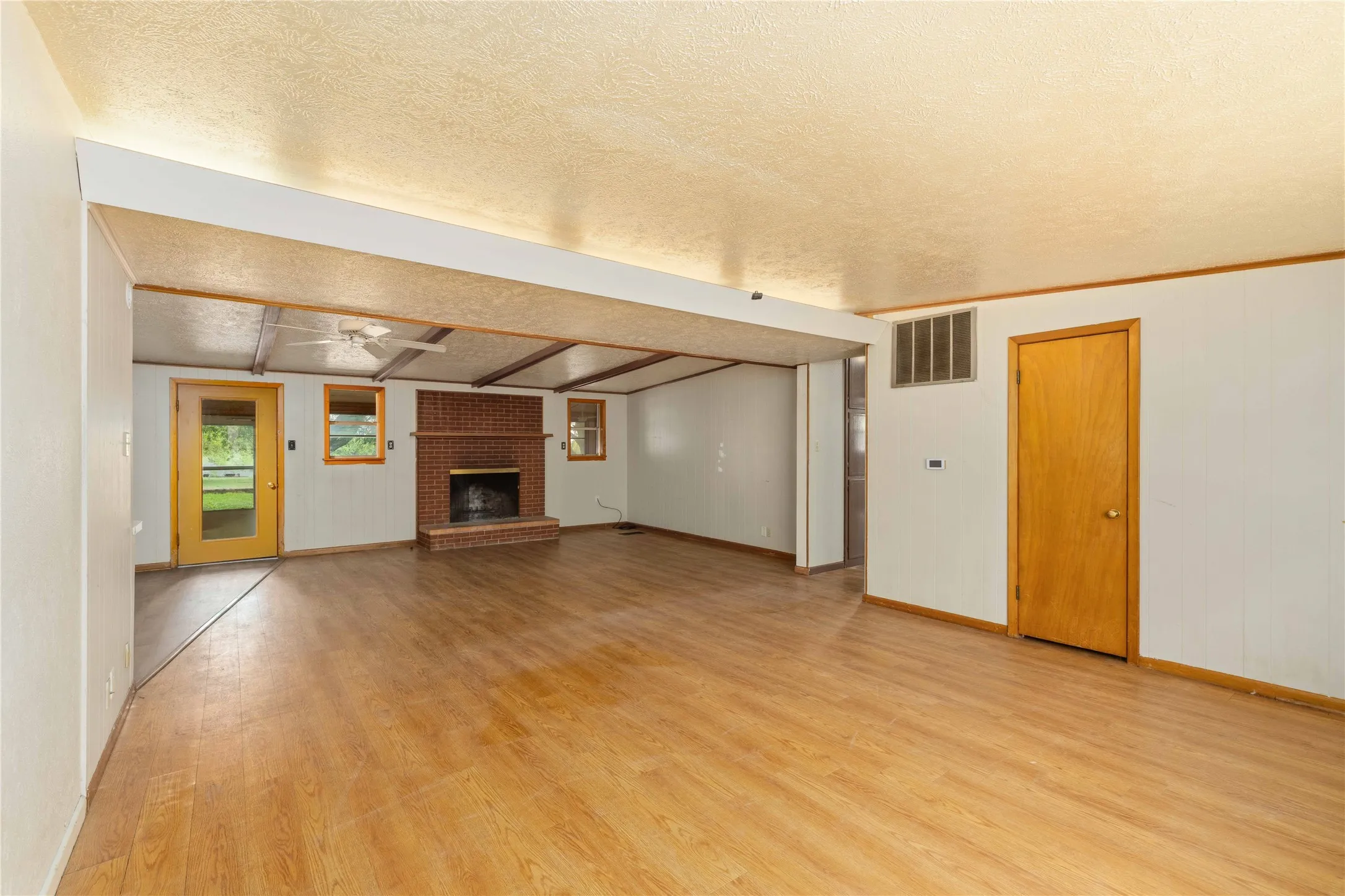 Single Family Residence For Sale in Erath County , 1025 S US Highway 281, Stephenville, Texas 76401, 3 Bedroom, 2 Bathroom, 2 Garage spaces, 3,920 Sqft, built in 1963, mls#21241225, Real Estate Agent in Stephenville, Homes For Sale in Erath county, Homes For Sale in Stephenville, Realtor in Stephenville Texas, Real Estate Brokerage Independent Realty Texas, Luminita Cordes Realtor