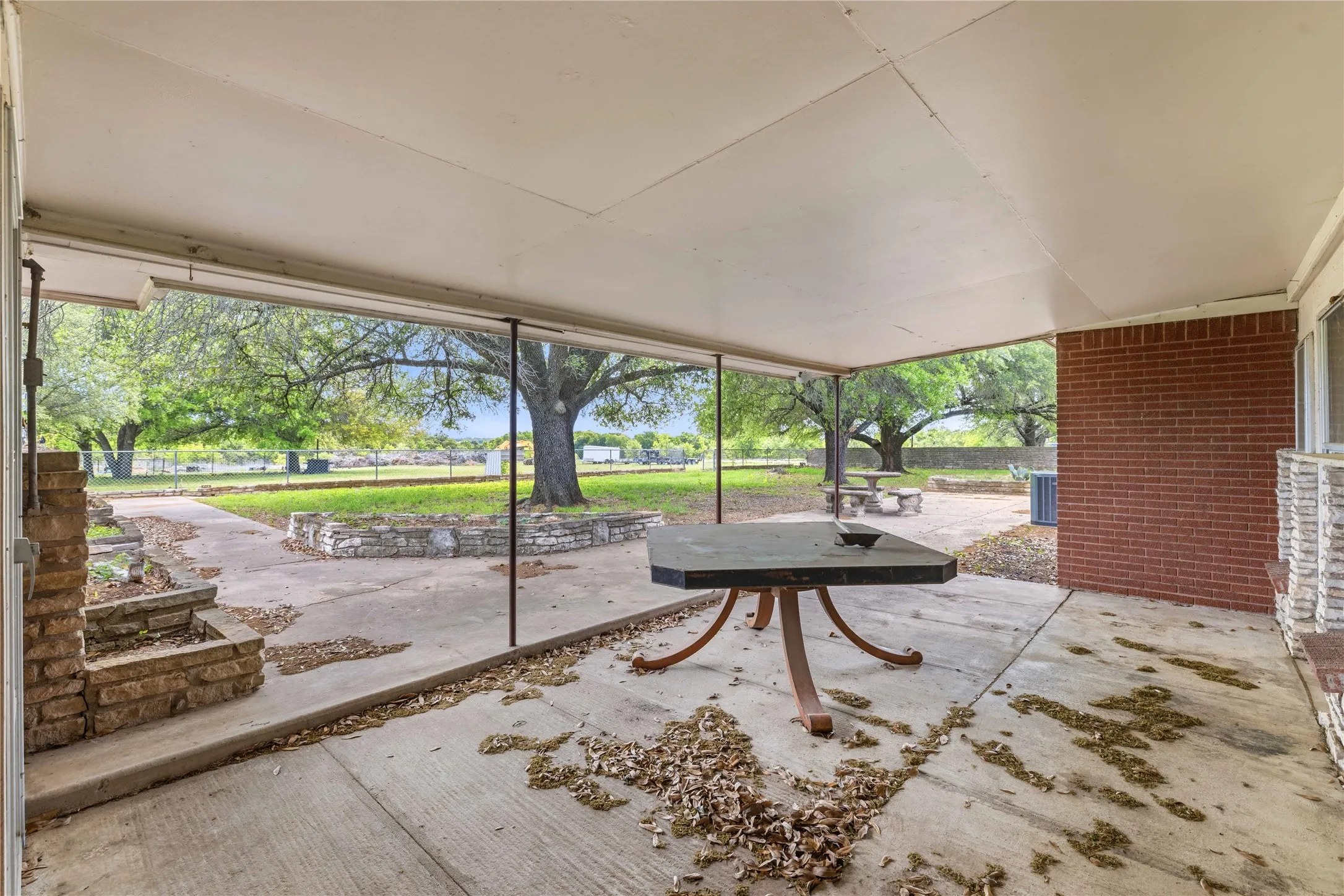 Single Family Residence For Sale in Erath County , 1025 S US Highway 281, Stephenville, Texas 76401, 3 Bedroom, 2 Bathroom, 2 Garage spaces, 3,920 Sqft, built in 1963, mls#21241225, Real Estate Agent in Stephenville, Homes For Sale in Erath county, Homes For Sale in Stephenville, Realtor in Stephenville Texas, Real Estate Brokerage Independent Realty Texas, Luminita Cordes Realtor