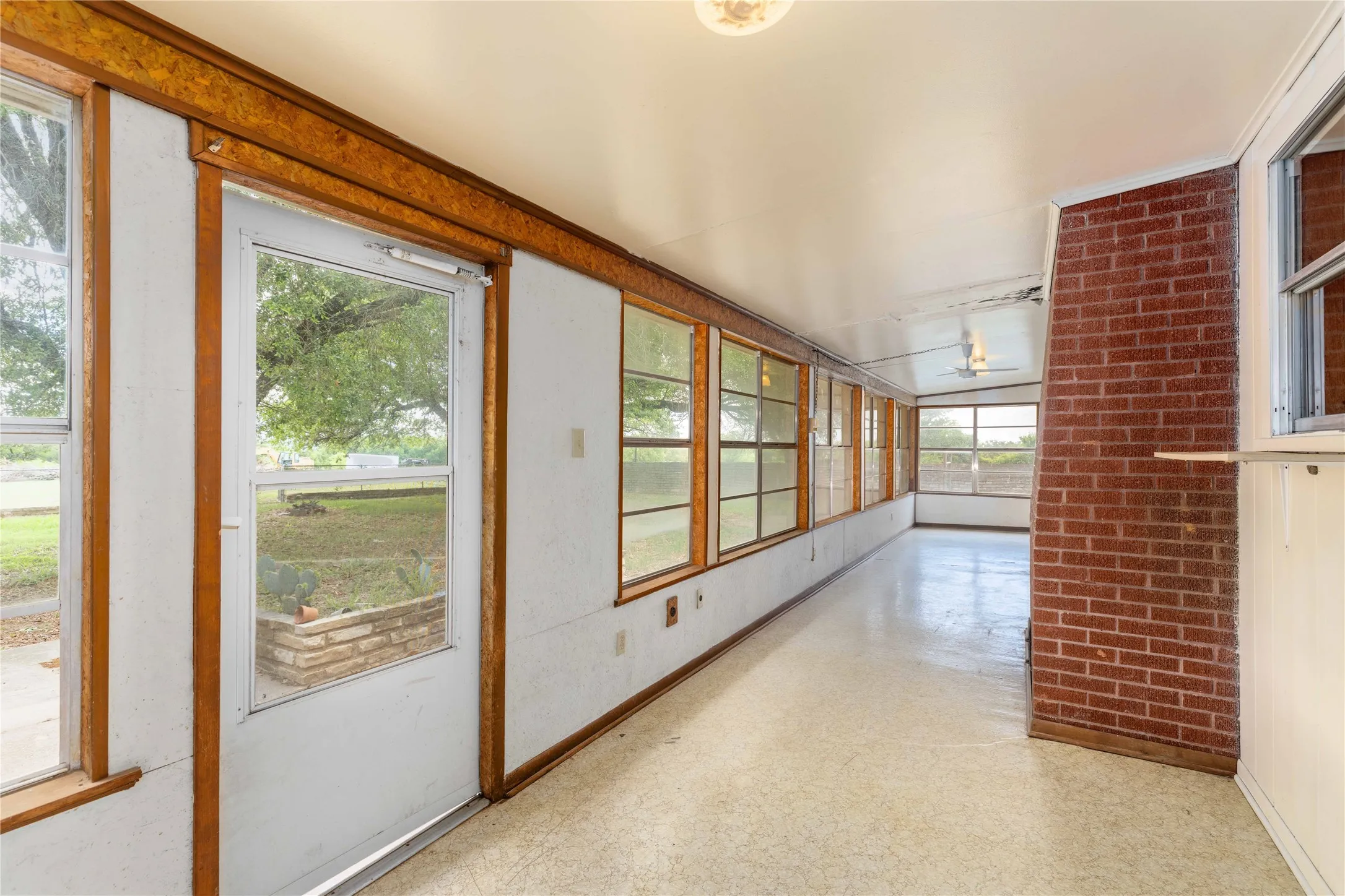 Single Family Residence For Sale in Erath County , 1025 S US Highway 281, Stephenville, Texas 76401, 3 Bedroom, 2 Bathroom, 2 Garage spaces, 3,920 Sqft, built in 1963, mls#21241225, Real Estate Agent in Stephenville, Homes For Sale in Erath county, Homes For Sale in Stephenville, Realtor in Stephenville Texas, Real Estate Brokerage Independent Realty Texas, Luminita Cordes Realtor