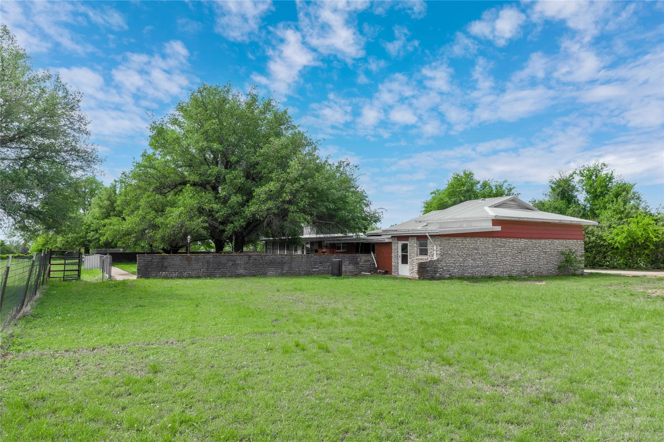 Single Family Residence For Sale in Erath County , 1025 S US Highway 281, Stephenville, Texas 76401, 3 Bedroom, 2 Bathroom, 2 Garage spaces, 3,920 Sqft, built in 1963, mls#21241225, Real Estate Agent in Stephenville, Homes For Sale in Erath county, Homes For Sale in Stephenville, Realtor in Stephenville Texas, Real Estate Brokerage Independent Realty Texas, Luminita Cordes Realtor