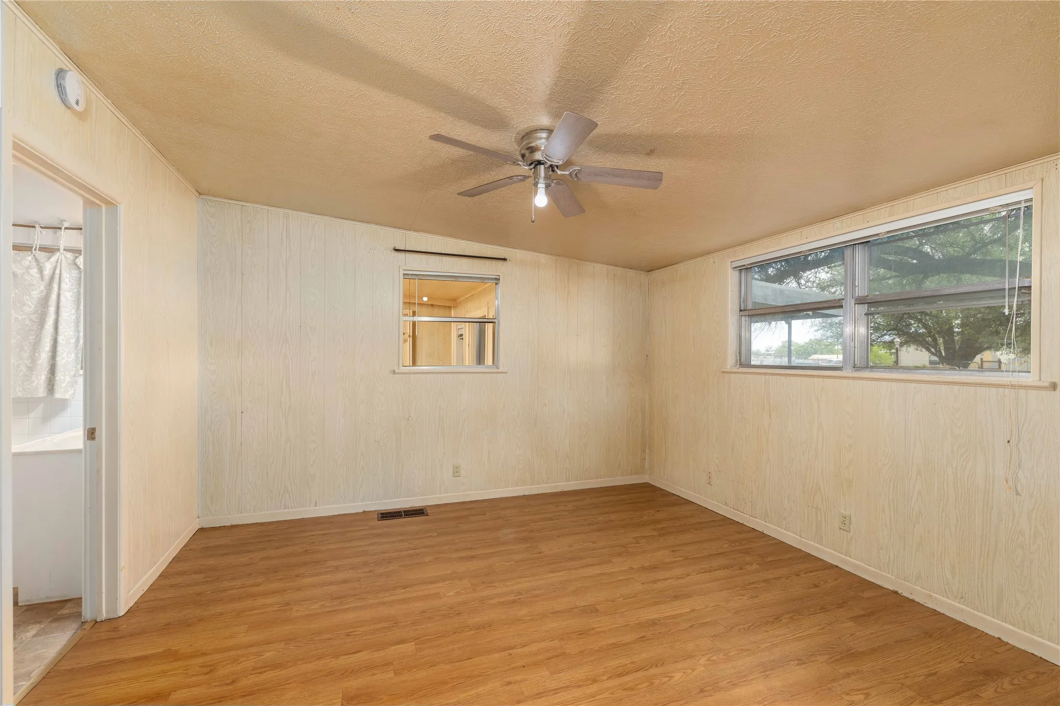 Single Family Residence For Sale in Erath County , 1025 S US Highway 281, Stephenville, Texas 76401, 3 Bedroom, 2 Bathroom, 2 Garage spaces, 3,920 Sqft, built in 1963, mls#21241225, Real Estate Agent in Stephenville, Homes For Sale in Erath county, Homes For Sale in Stephenville, Realtor in Stephenville Texas, Real Estate Brokerage Independent Realty Texas, Luminita Cordes Realtor