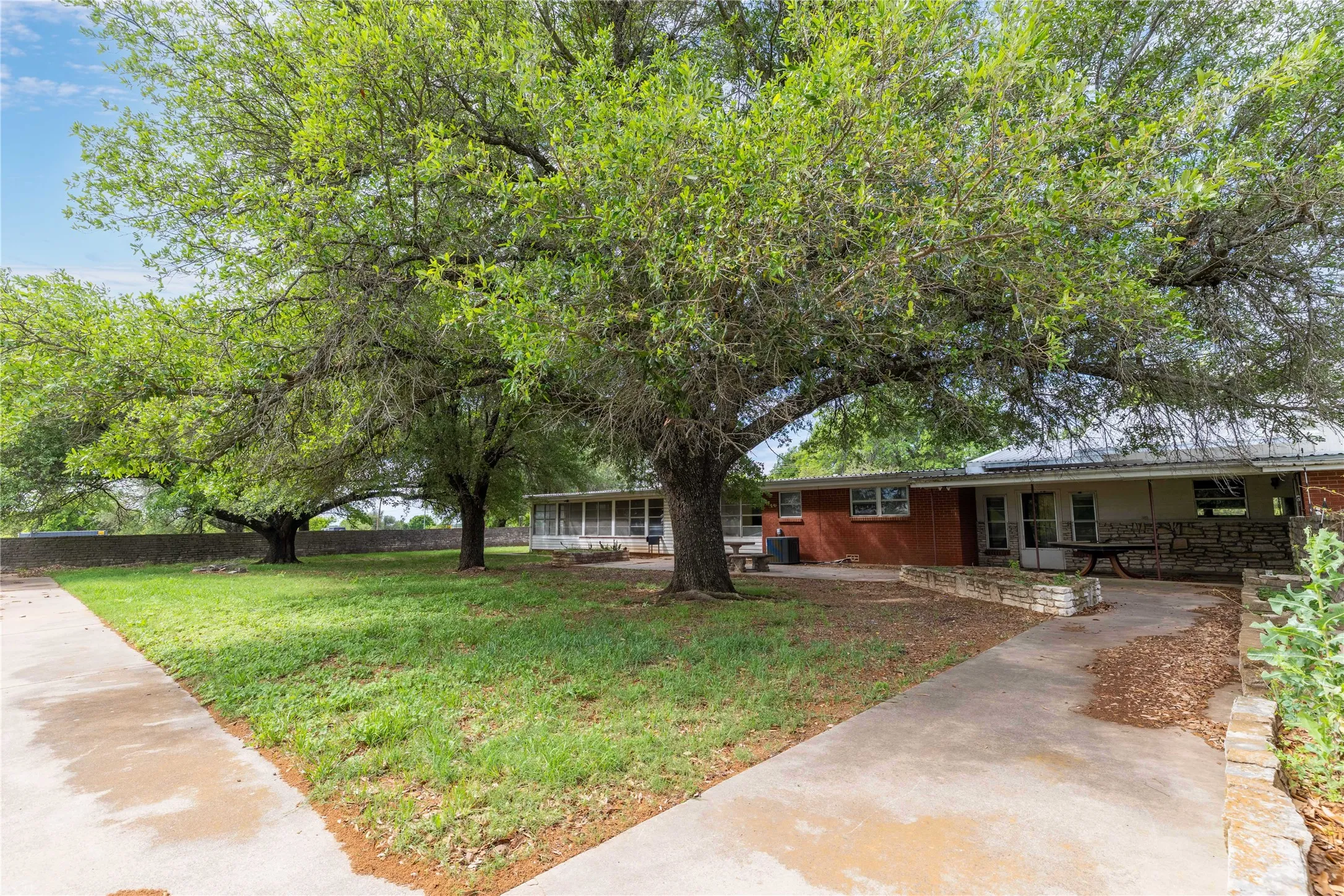 Single Family Residence For Sale in Erath County , 1025 S US Highway 281, Stephenville, Texas 76401, 3 Bedroom, 2 Bathroom, 2 Garage spaces, 3,920 Sqft, built in 1963, mls#21241225, Real Estate Agent in Stephenville, Homes For Sale in Erath county, Homes For Sale in Stephenville, Realtor in Stephenville Texas, Real Estate Brokerage Independent Realty Texas, Luminita Cordes Realtor