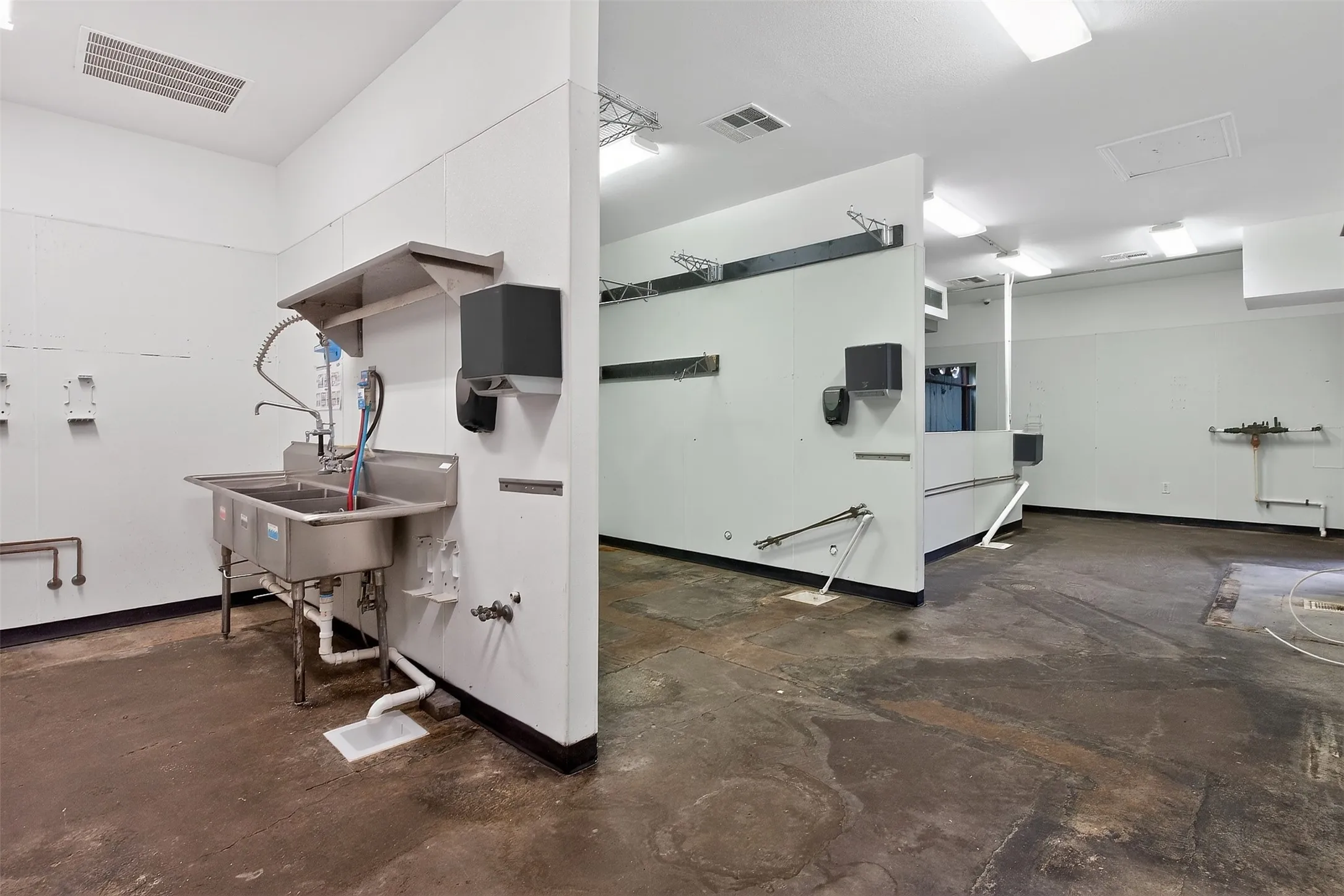 Business For Rent in Johnson County , 2795 Wilshire Boulevard, Burleson, Texas 76028, 0, 0, Garage spaces, 5,340 Sqft, built in 1992, Preowned, mls#21240907, Real Estate Agent in Burleson, Homes For Rent in Johnson county, Homes For Rent in Burleson, Realtor in Burleson Texas, Real Estate Brokerage Independent Realty Texas, Luminita Cordes Realtor