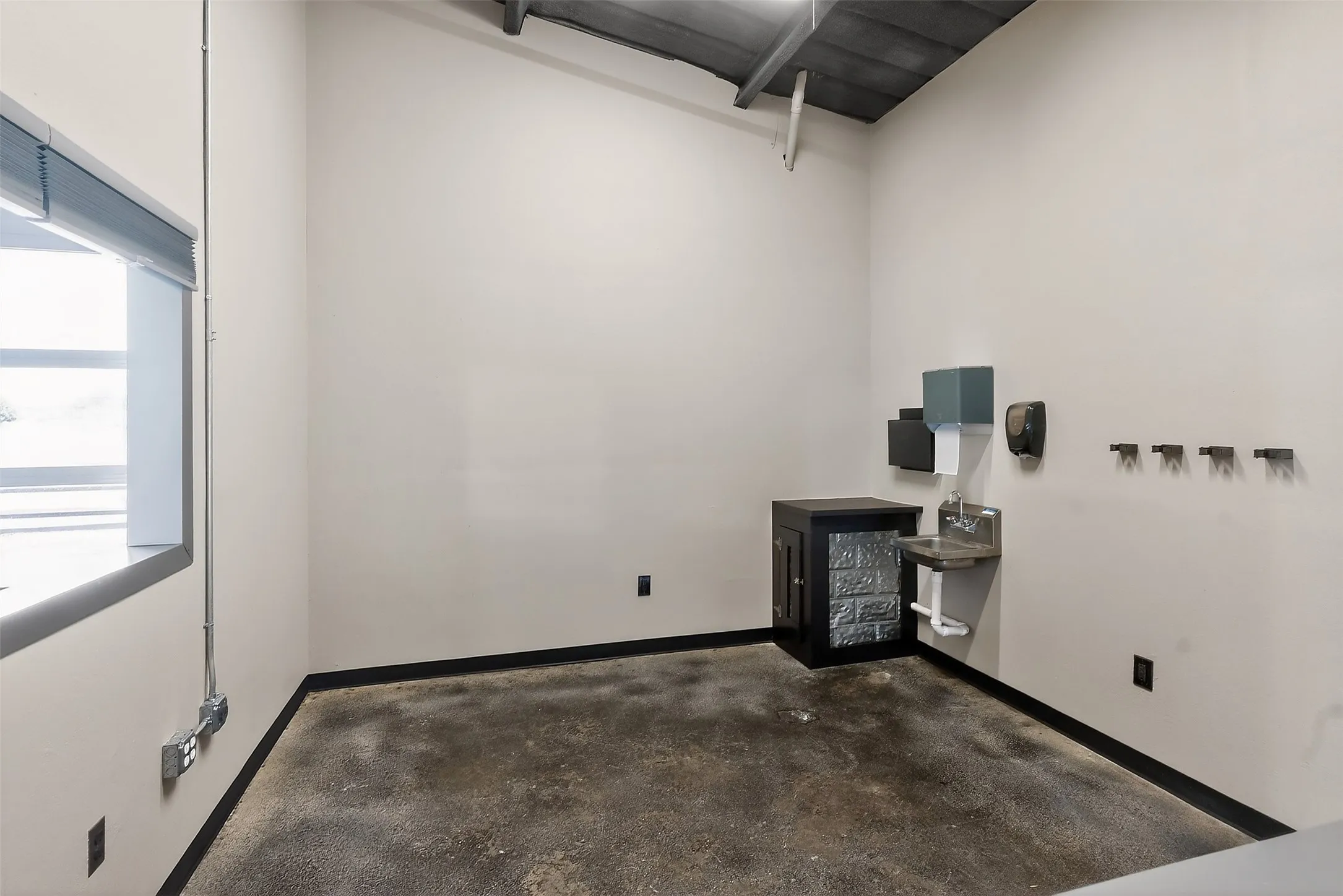 Business For Rent in Johnson County , 2795 Wilshire Boulevard, Burleson, Texas 76028, 0, 0, Garage spaces, 5,340 Sqft, built in 1992, Preowned, mls#21240907, Real Estate Agent in Burleson, Homes For Rent in Johnson county, Homes For Rent in Burleson, Realtor in Burleson Texas, Real Estate Brokerage Independent Realty Texas, Luminita Cordes Realtor
