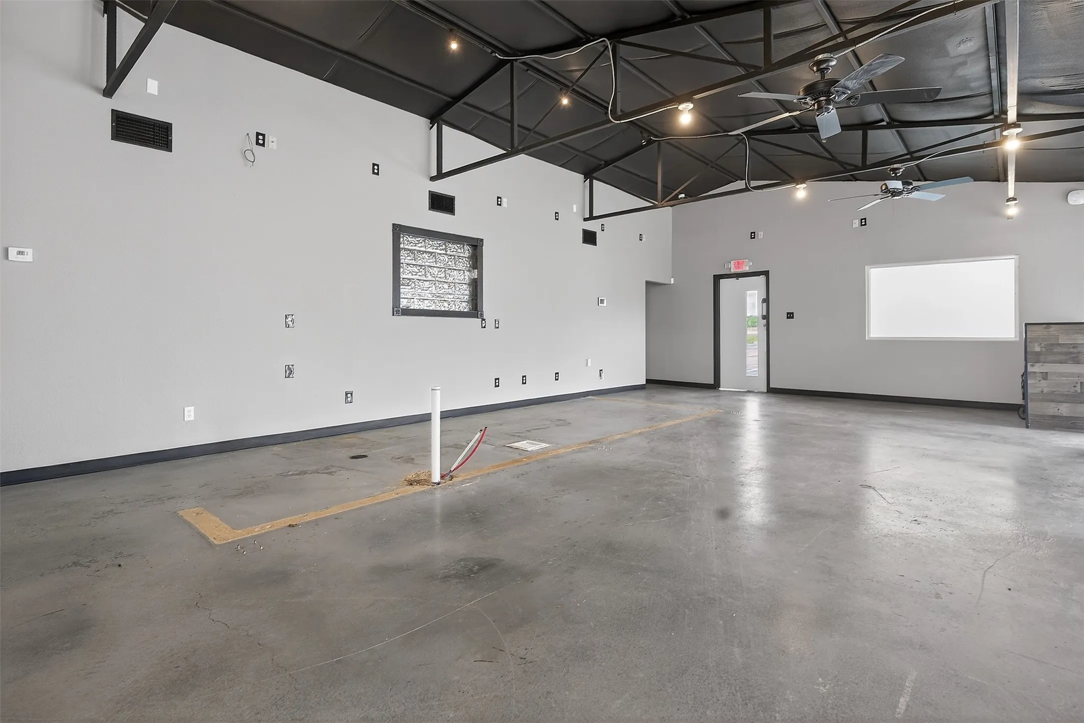 Business For Rent in Johnson County , 2795 Wilshire Boulevard, Burleson, Texas 76028, 0, 0, Garage spaces, 5,340 Sqft, built in 1992, Preowned, mls#21240907, Real Estate Agent in Burleson, Homes For Rent in Johnson county, Homes For Rent in Burleson, Realtor in Burleson Texas, Real Estate Brokerage Independent Realty Texas, Luminita Cordes Realtor