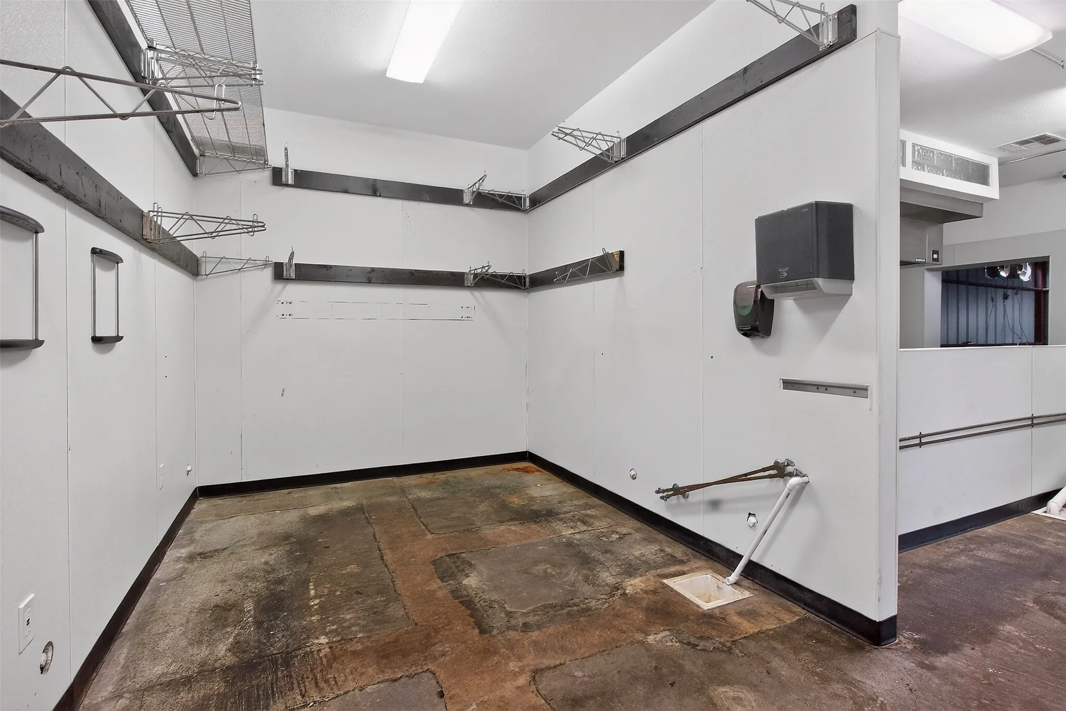 Business For Rent in Johnson County , 2795 Wilshire Boulevard, Burleson, Texas 76028, 0, 0, Garage spaces, 5,340 Sqft, built in 1992, Preowned, mls#21240907, Real Estate Agent in Burleson, Homes For Rent in Johnson county, Homes For Rent in Burleson, Realtor in Burleson Texas, Real Estate Brokerage Independent Realty Texas, Luminita Cordes Realtor