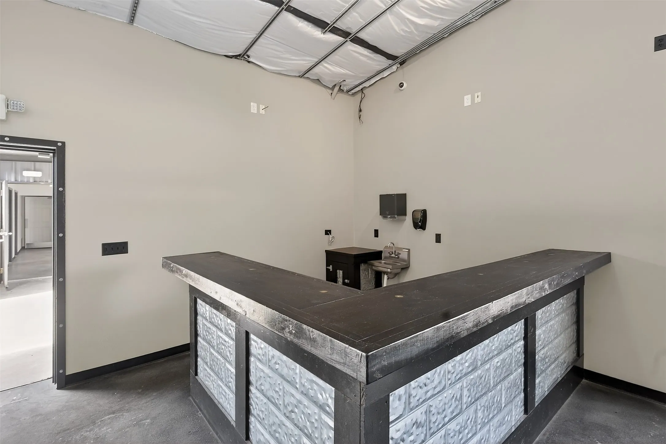 Business For Rent in Johnson County , 2795 Wilshire Boulevard, Burleson, Texas 76028, 0, 0, Garage spaces, 5,340 Sqft, built in 1992, Preowned, mls#21240907, Real Estate Agent in Burleson, Homes For Rent in Johnson county, Homes For Rent in Burleson, Realtor in Burleson Texas, Real Estate Brokerage Independent Realty Texas, Luminita Cordes Realtor