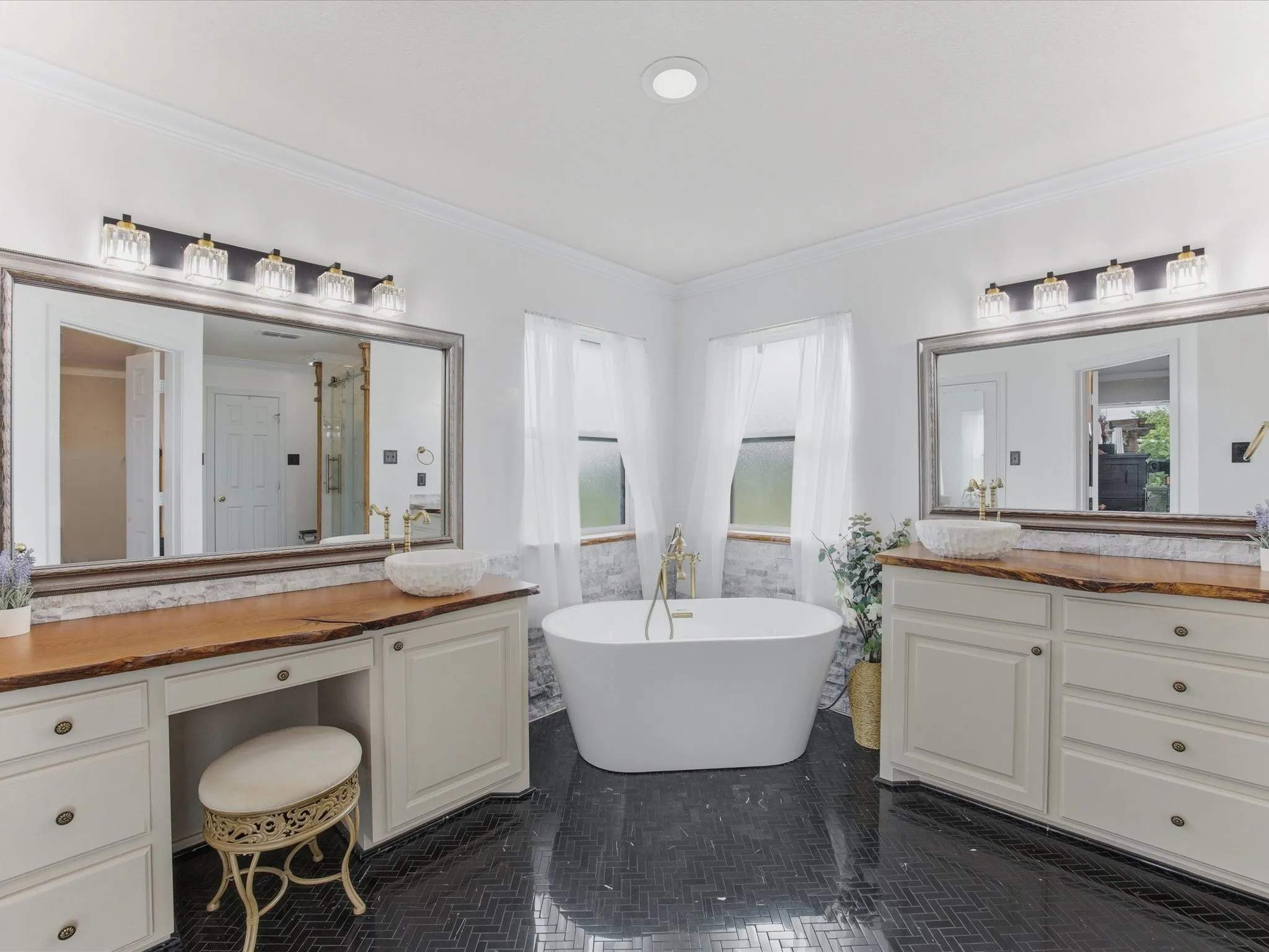 Single Family Residence For Sale in Wise County , 104 Marina Del Ray, Bridgeport, Texas 76426, 4 Bedroom, 3 Bathroom, 3 Garage spaces, 2,587 Sqft, built in 1996, mls#21241017, Real Estate Agent in Bridgeport, Homes For Sale in Wise county, Homes For Sale in Bridgeport, Realtor in Bridgeport Texas, Real Estate Brokerage Independent Realty Texas, Luminita Cordes Realtor