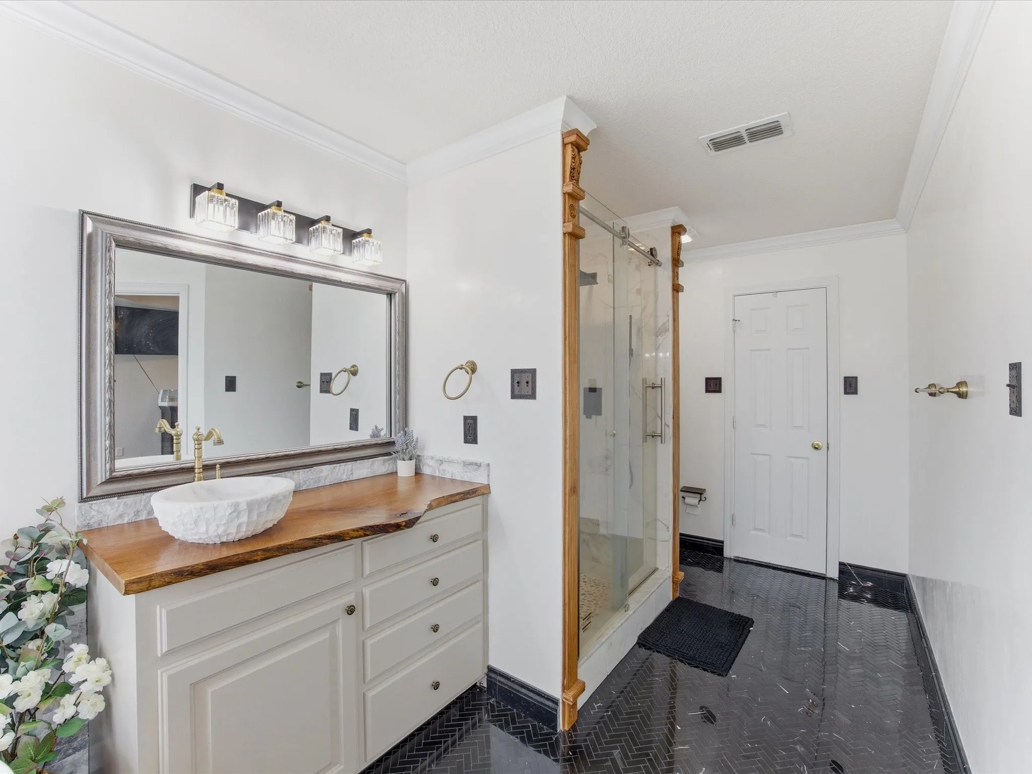 Single Family Residence For Sale in Wise County , 104 Marina Del Ray, Bridgeport, Texas 76426, 4 Bedroom, 3 Bathroom, 3 Garage spaces, 2,587 Sqft, built in 1996, mls#21241017, Real Estate Agent in Bridgeport, Homes For Sale in Wise county, Homes For Sale in Bridgeport, Realtor in Bridgeport Texas, Real Estate Brokerage Independent Realty Texas, Luminita Cordes Realtor