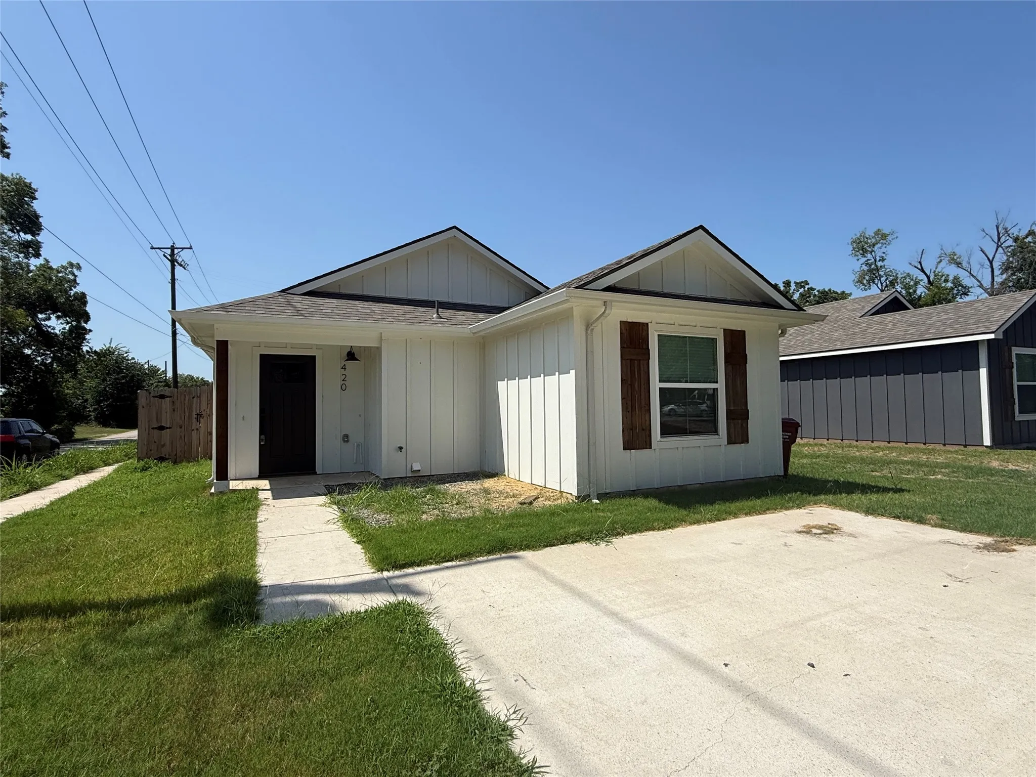 Single Family Residence For Sale in Fannin County , 420 E 5th Street, Bonham, Texas 75418, 3 Bedroom, 2 Bathroom, Garage spaces, 1,216 Sqft, built in 2023, New Construction - Complete, mls#21238712, Real Estate Agent in Bonham, Homes For Sale in Fannin county, Homes For Sale in Bonham, Realtor in Bonham Texas, Real Estate Brokerage Independent Realty Texas, Luminita Cordes Realtor
