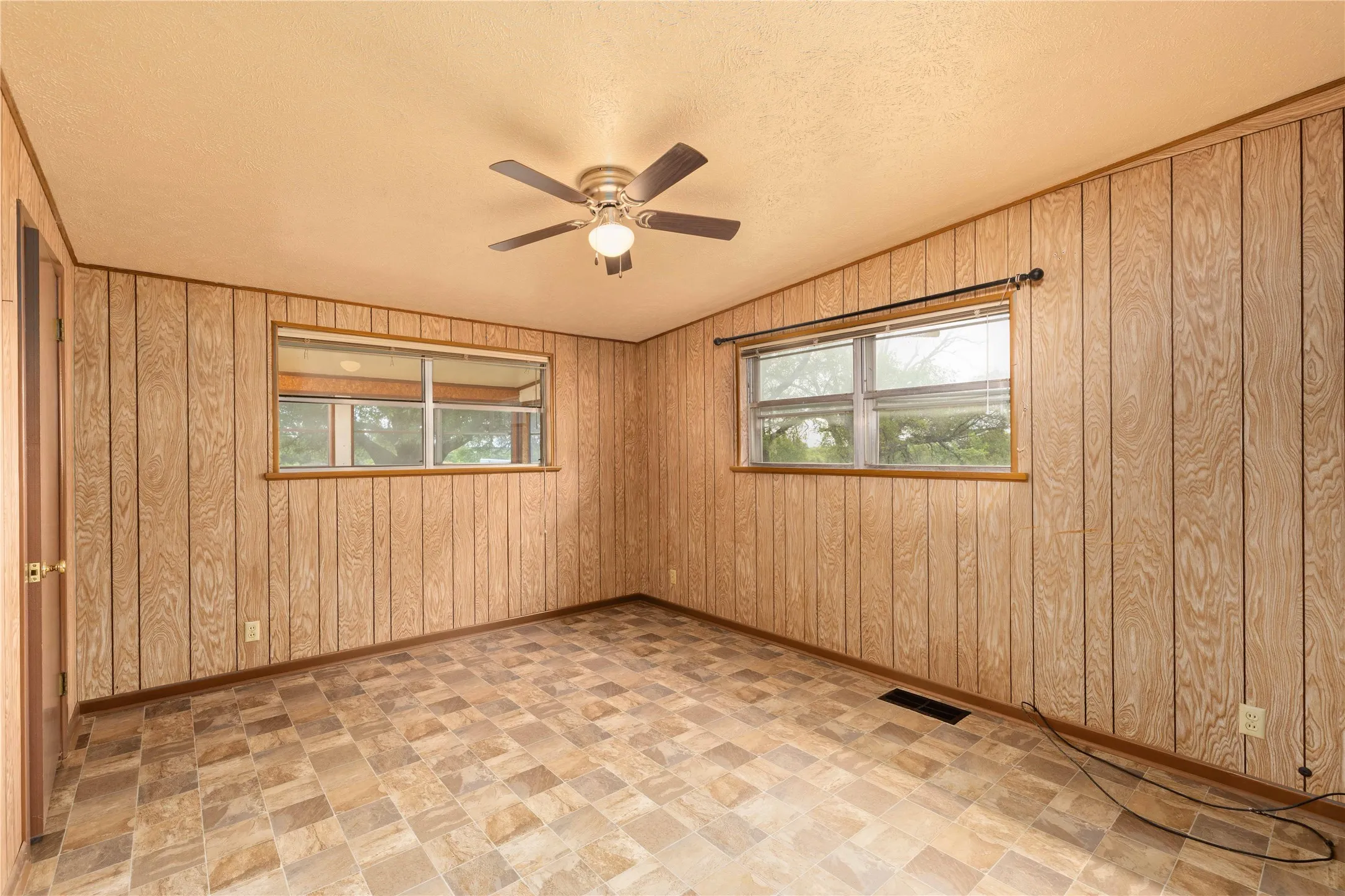 Business For Sale in Erath County , 1025 S South US Highway 281, Stephenville, Texas 76401, 0, 0, Garage spaces, 0 Sqft, built in 1963, Preowned, mls#21241331, Real Estate Agent in Stephenville, Homes For Sale in Erath county, Homes For Sale in Stephenville, Realtor in Stephenville Texas, Real Estate Brokerage Independent Realty Texas, Luminita Cordes Realtor