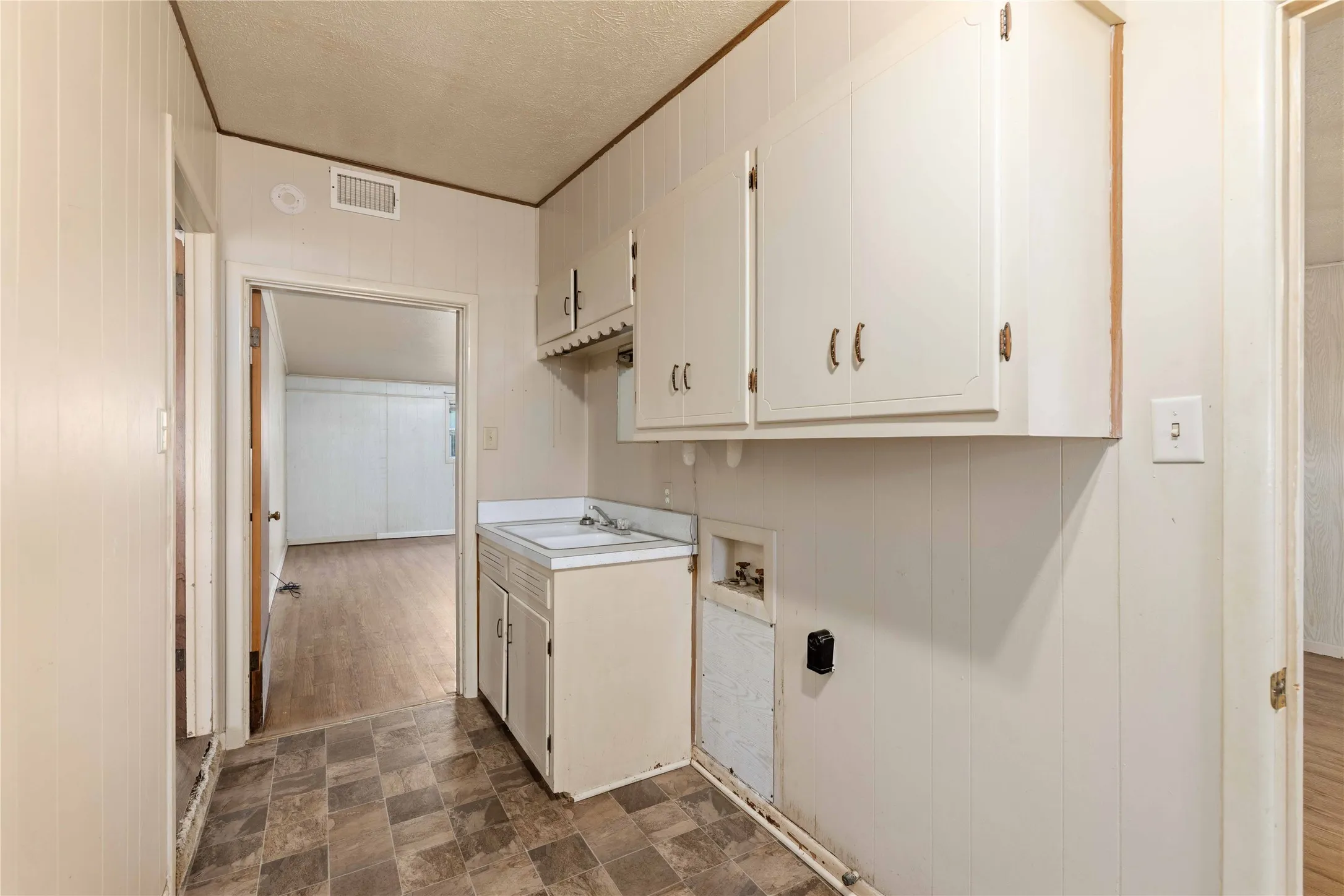 Business For Sale in Erath County , 1025 S South US Highway 281, Stephenville, Texas 76401, 0, 0, Garage spaces, 0 Sqft, built in 1963, Preowned, mls#21241331, Real Estate Agent in Stephenville, Homes For Sale in Erath county, Homes For Sale in Stephenville, Realtor in Stephenville Texas, Real Estate Brokerage Independent Realty Texas, Luminita Cordes Realtor
