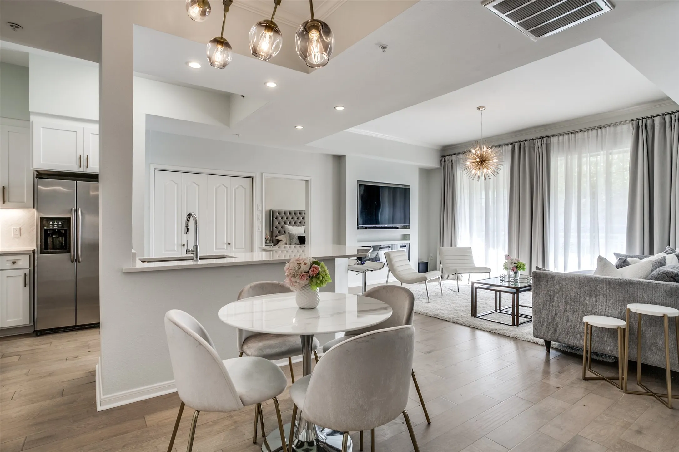 Condominium For Rent in Dallas County , 3225 Turtle Creek Boulevard 220, Dallas, Texas 75219, 2 Bedroom, 2 Bathroom, 1 Garage spaces, 1,154 Sqft, built in 1998, Preowned, mls#21202510, Real Estate Agent in Dallas, Homes For Rent in Dallas county, Homes For Rent in Dallas, Realtor in Dallas Texas, Real Estate Brokerage Independent Realty Texas, Luminita Cordes Realtor