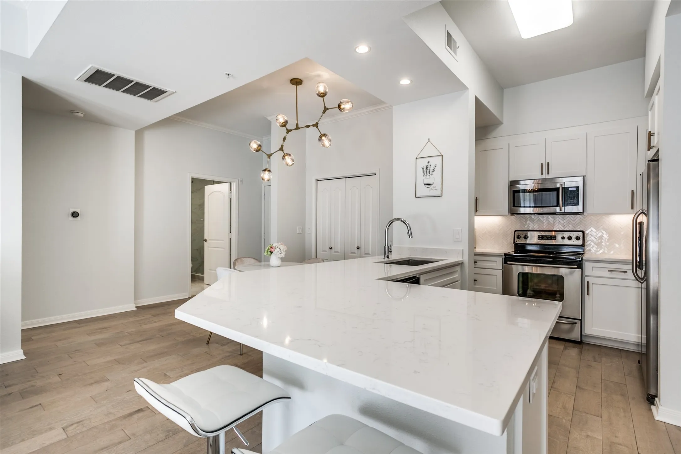 Condominium For Rent in Dallas County , 3225 Turtle Creek Boulevard 220, Dallas, Texas 75219, 2 Bedroom, 2 Bathroom, 1 Garage spaces, 1,154 Sqft, built in 1998, Preowned, mls#21202510, Real Estate Agent in Dallas, Homes For Rent in Dallas county, Homes For Rent in Dallas, Realtor in Dallas Texas, Real Estate Brokerage Independent Realty Texas, Luminita Cordes Realtor