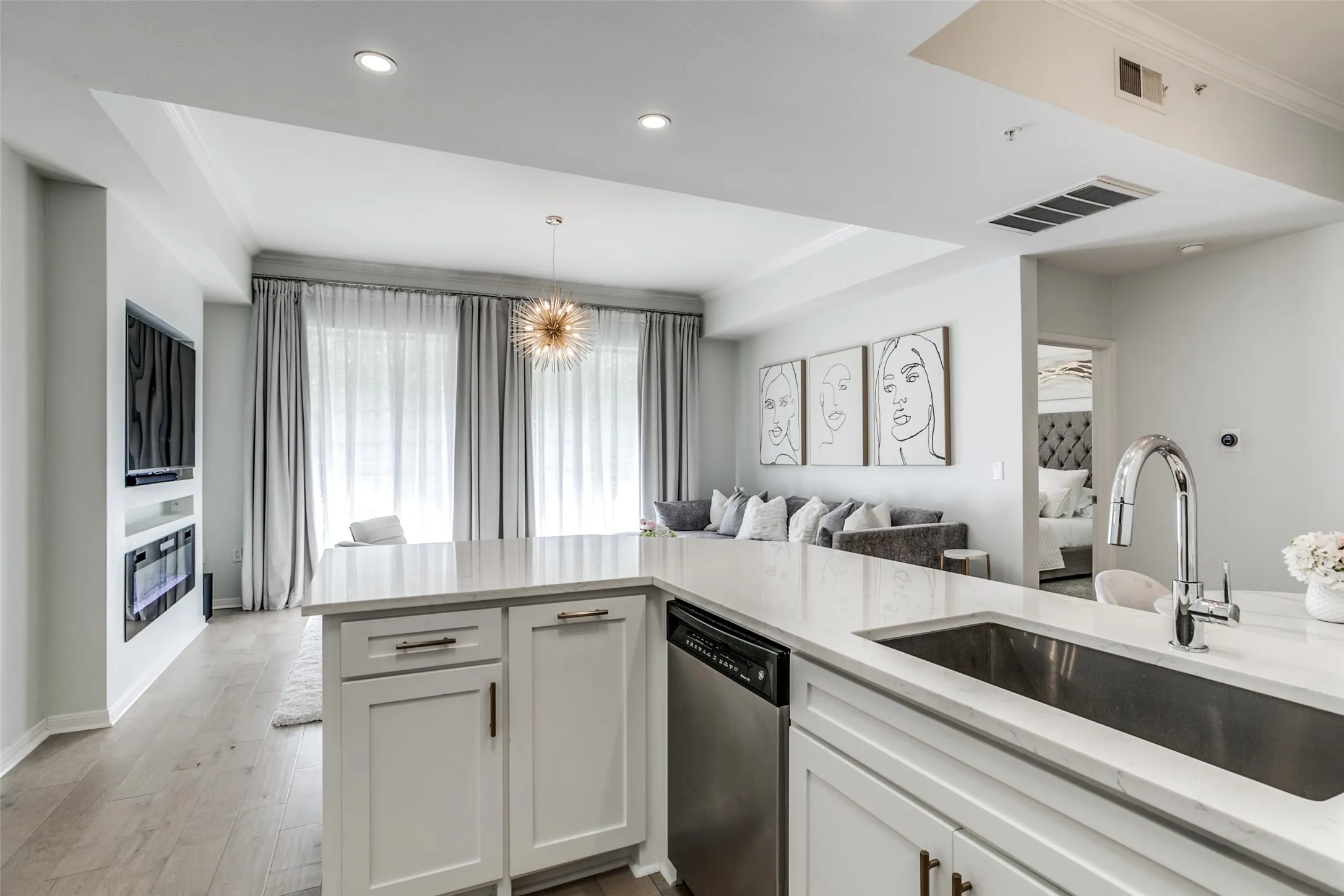 Condominium For Rent in Dallas County , 3225 Turtle Creek Boulevard 220, Dallas, Texas 75219, 2 Bedroom, 2 Bathroom, 1 Garage spaces, 1,154 Sqft, built in 1998, Preowned, mls#21202510, Real Estate Agent in Dallas, Homes For Rent in Dallas county, Homes For Rent in Dallas, Realtor in Dallas Texas, Real Estate Brokerage Independent Realty Texas, Luminita Cordes Realtor