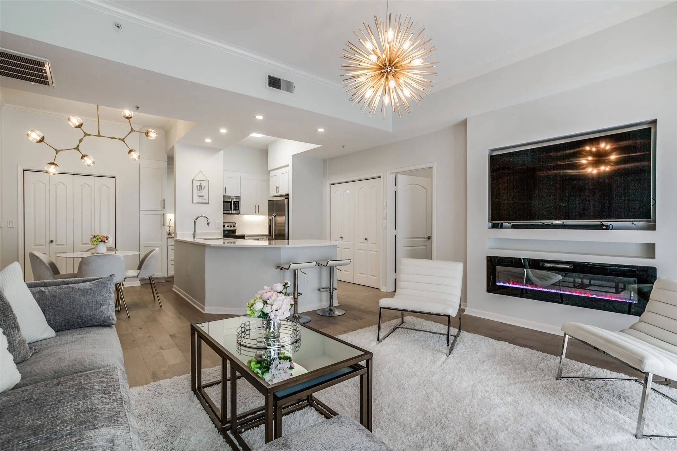 Condominium For Rent in Dallas County , 3225 Turtle Creek Boulevard 220, Dallas, Texas 75219, 2 Bedroom, 2 Bathroom, 1 Garage spaces, 1,154 Sqft, built in 1998, Preowned, mls#21202510, Real Estate Agent in Dallas, Homes For Rent in Dallas county, Homes For Rent in Dallas, Realtor in Dallas Texas, Real Estate Brokerage Independent Realty Texas, Luminita Cordes Realtor