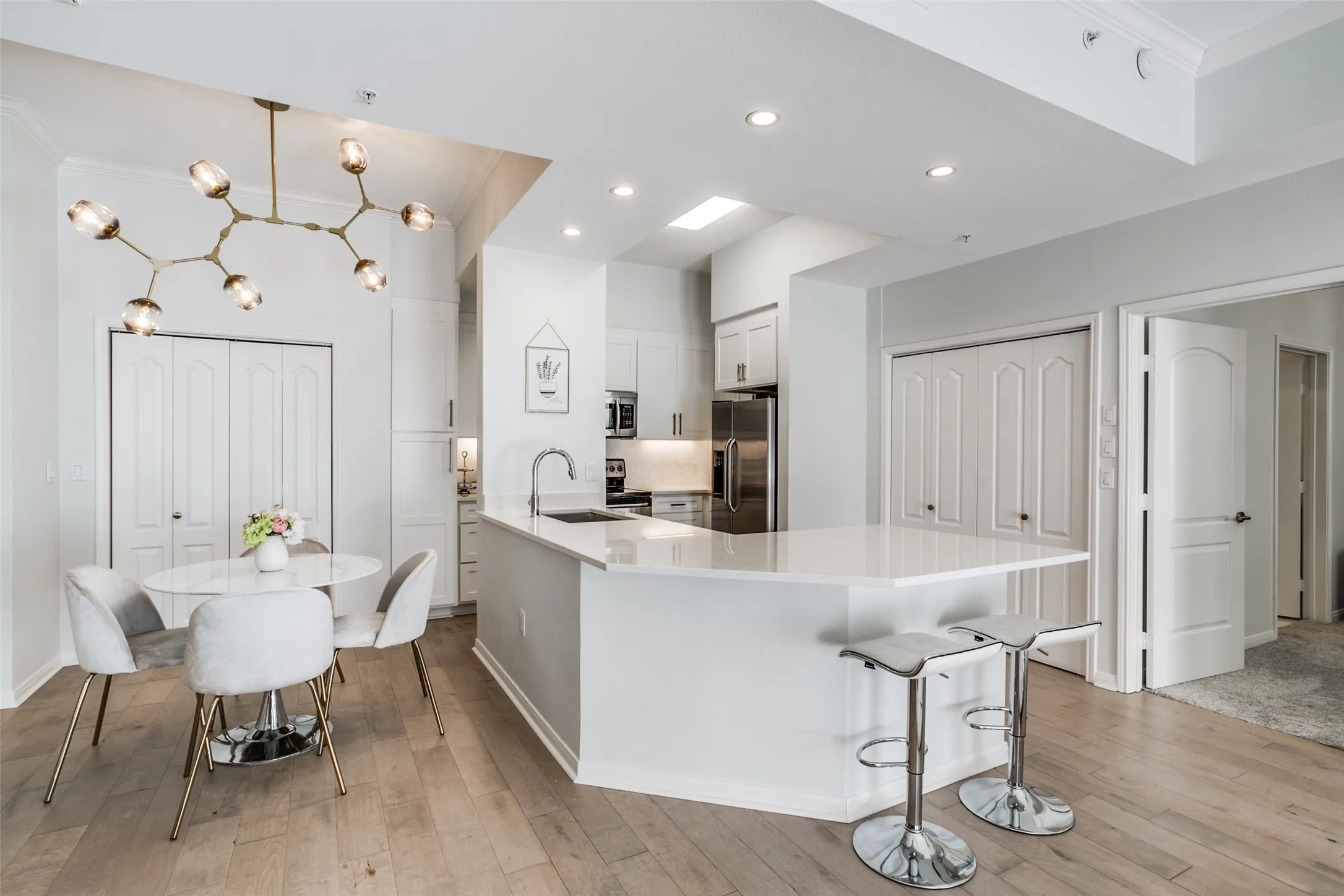Condominium For Rent in Dallas County , 3225 Turtle Creek Boulevard 220, Dallas, Texas 75219, 2 Bedroom, 2 Bathroom, 1 Garage spaces, 1,154 Sqft, built in 1998, Preowned, mls#21202510, Real Estate Agent in Dallas, Homes For Rent in Dallas county, Homes For Rent in Dallas, Realtor in Dallas Texas, Real Estate Brokerage Independent Realty Texas, Luminita Cordes Realtor