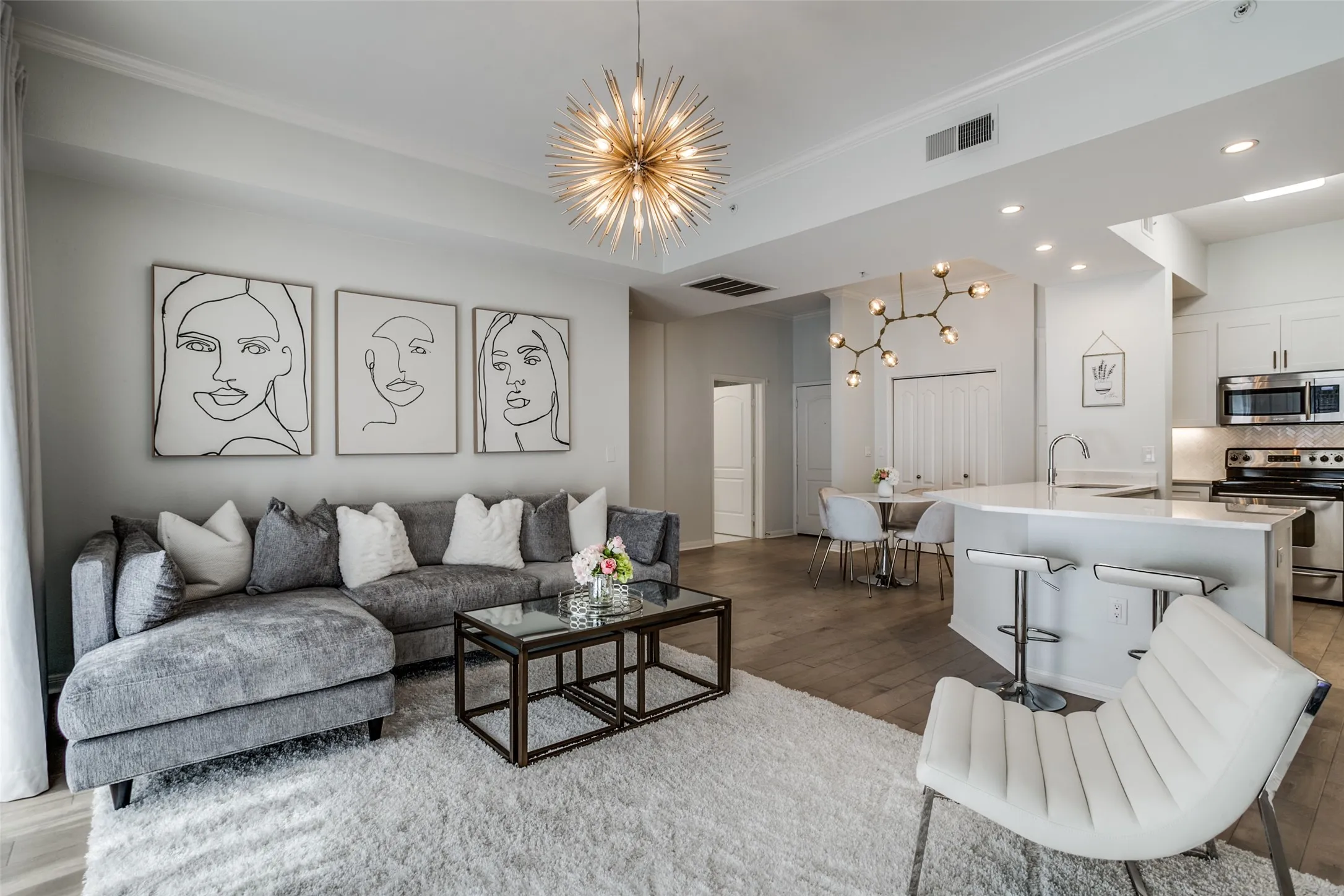 Condominium For Rent in Dallas County , 3225 Turtle Creek Boulevard 220, Dallas, Texas 75219, 2 Bedroom, 2 Bathroom, 1 Garage spaces, 1,154 Sqft, built in 1998, Preowned, mls#21202510, Real Estate Agent in Dallas, Homes For Rent in Dallas county, Homes For Rent in Dallas, Realtor in Dallas Texas, Real Estate Brokerage Independent Realty Texas, Luminita Cordes Realtor