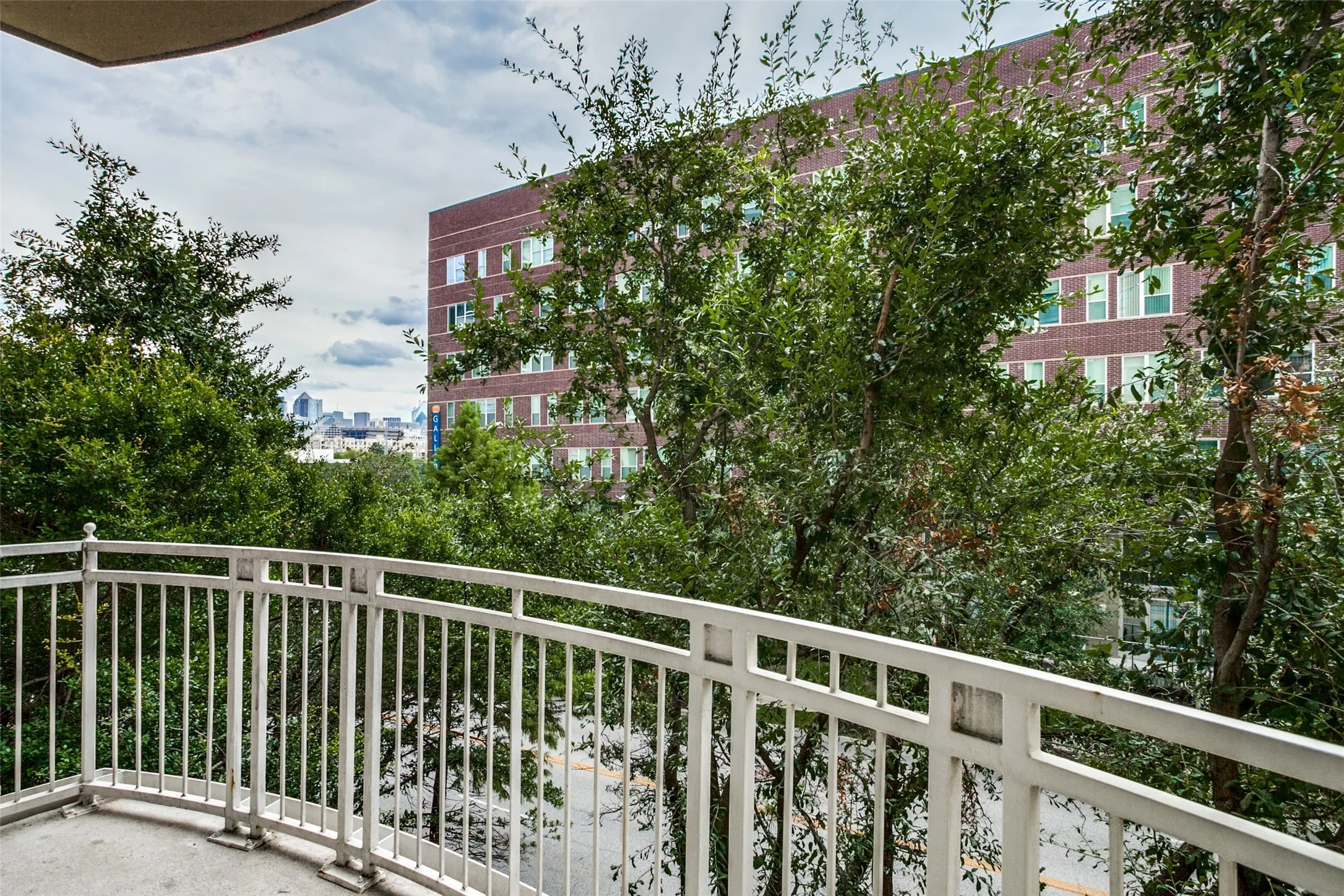 Condominium For Rent in Dallas County , 3225 Turtle Creek Boulevard 220, Dallas, Texas 75219, 2 Bedroom, 2 Bathroom, 1 Garage spaces, 1,154 Sqft, built in 1998, Preowned, mls#21202510, Real Estate Agent in Dallas, Homes For Rent in Dallas county, Homes For Rent in Dallas, Realtor in Dallas Texas, Real Estate Brokerage Independent Realty Texas, Luminita Cordes Realtor