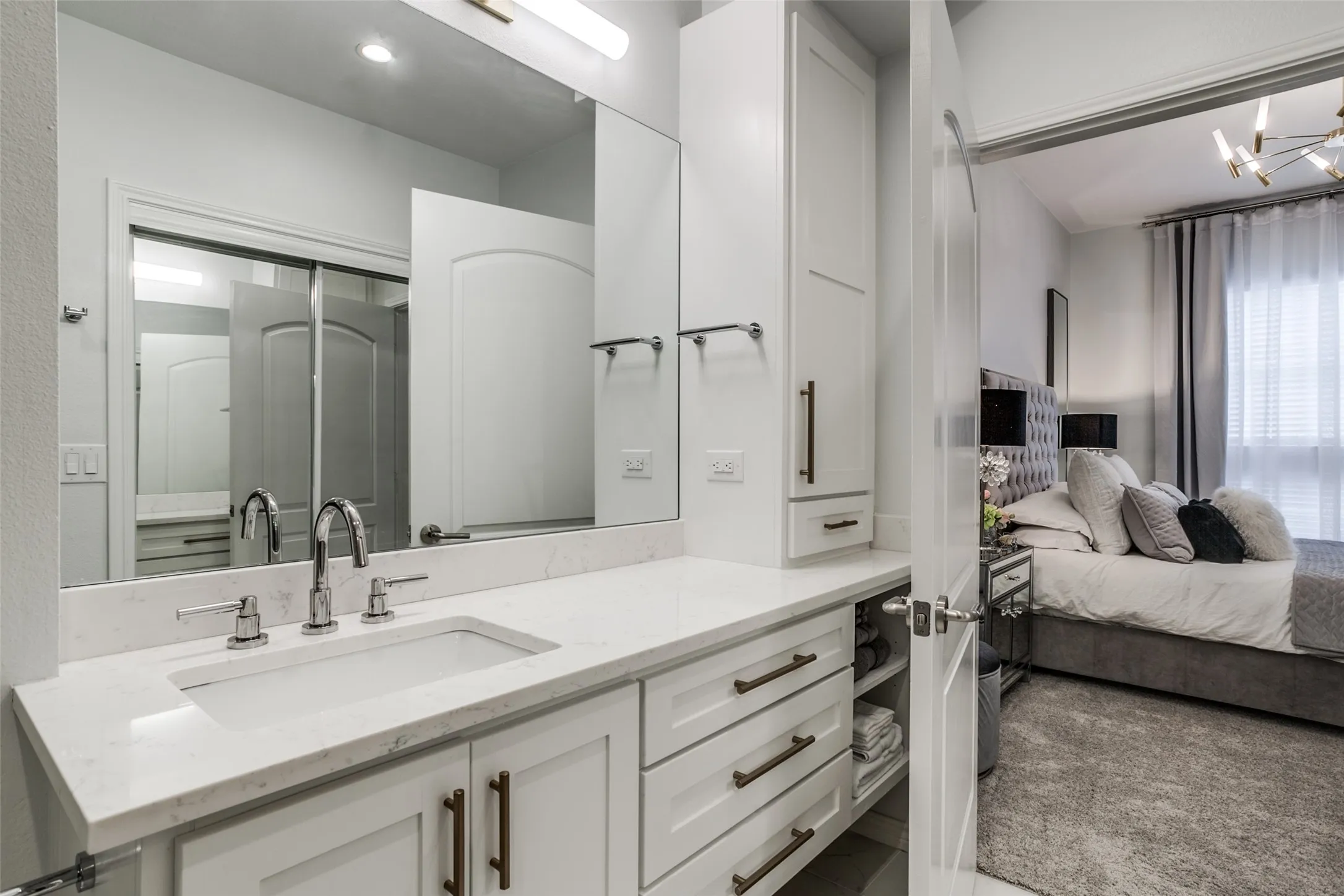 Condominium For Rent in Dallas County , 3225 Turtle Creek Boulevard 220, Dallas, Texas 75219, 2 Bedroom, 2 Bathroom, 1 Garage spaces, 1,154 Sqft, built in 1998, Preowned, mls#21202510, Real Estate Agent in Dallas, Homes For Rent in Dallas county, Homes For Rent in Dallas, Realtor in Dallas Texas, Real Estate Brokerage Independent Realty Texas, Luminita Cordes Realtor