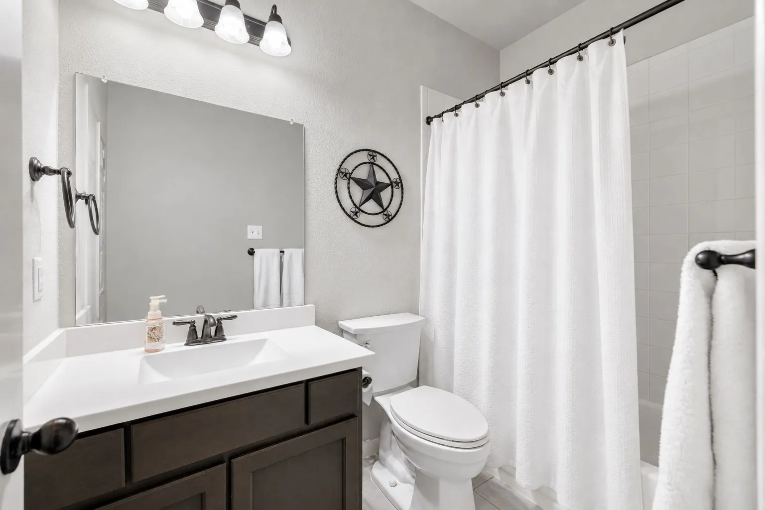 Single Family Residence For Sale in Collin County , 813 Esk Avenue, Celina, Texas 75009, 4 Bedroom, 3 Bathroom, 3 Garage spaces, 2,156 Sqft, built in 2018, Preowned, mls#21231792, Real Estate Agent in Celina, Homes For Sale in Collin county, Homes For Sale in Celina, Realtor in Celina Texas, Real Estate Brokerage Independent Realty Texas, Luminita Cordes Realtor