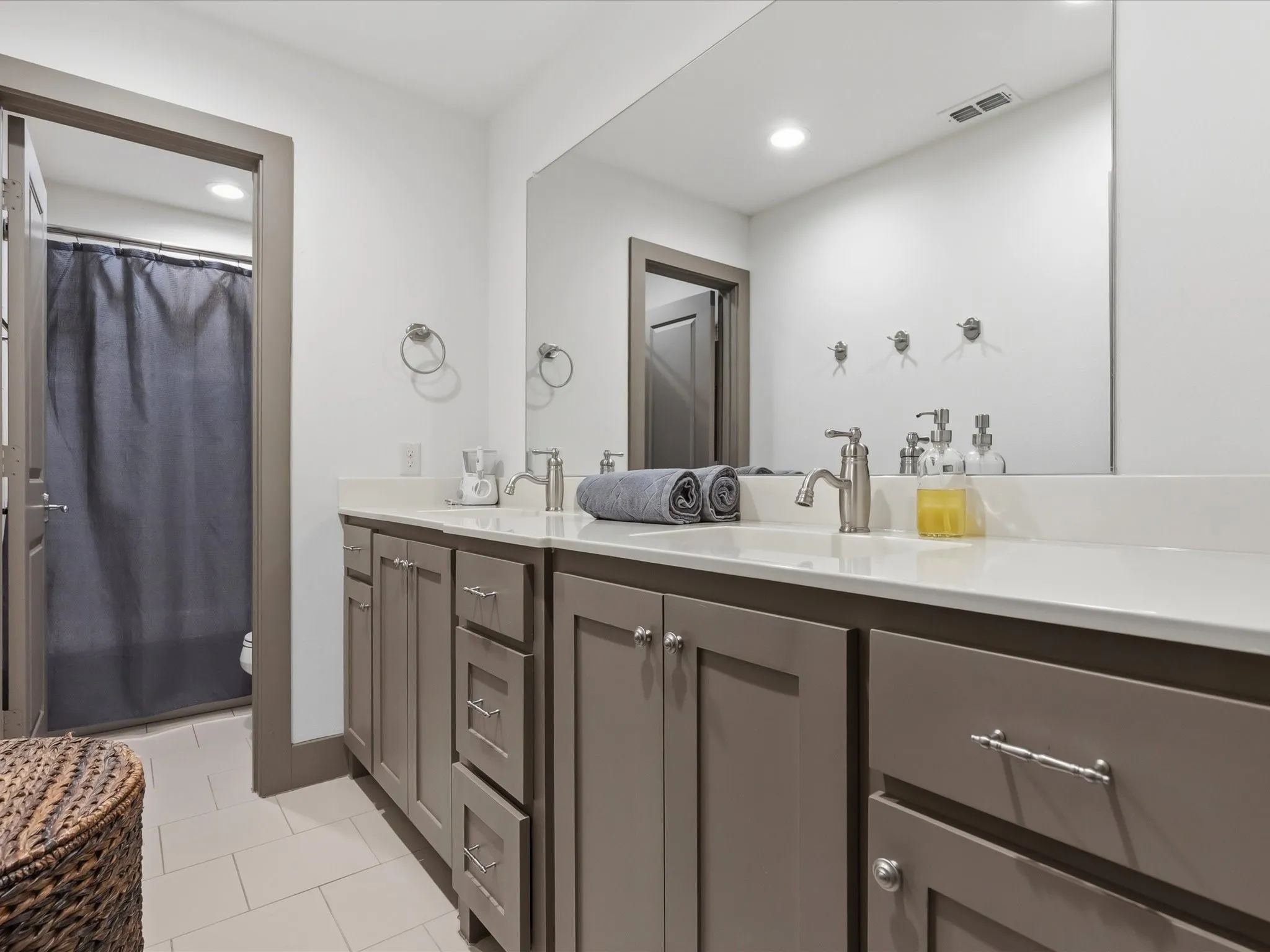 Single Family Residence For Sale in Dallas County , 2965 Eric Lane, Farmers Branch, Texas 75234, 4 Bedroom, 3 Bathroom, 2 Garage spaces, 3,006 Sqft, built in 2015, mls#21240333, Real Estate Agent in Farmers Branch, Homes For Sale in Dallas county, Homes For Sale in Farmers Branch, Realtor in Farmers Branch Texas, Real Estate Brokerage Independent Realty Texas, Luminita Cordes Realtor