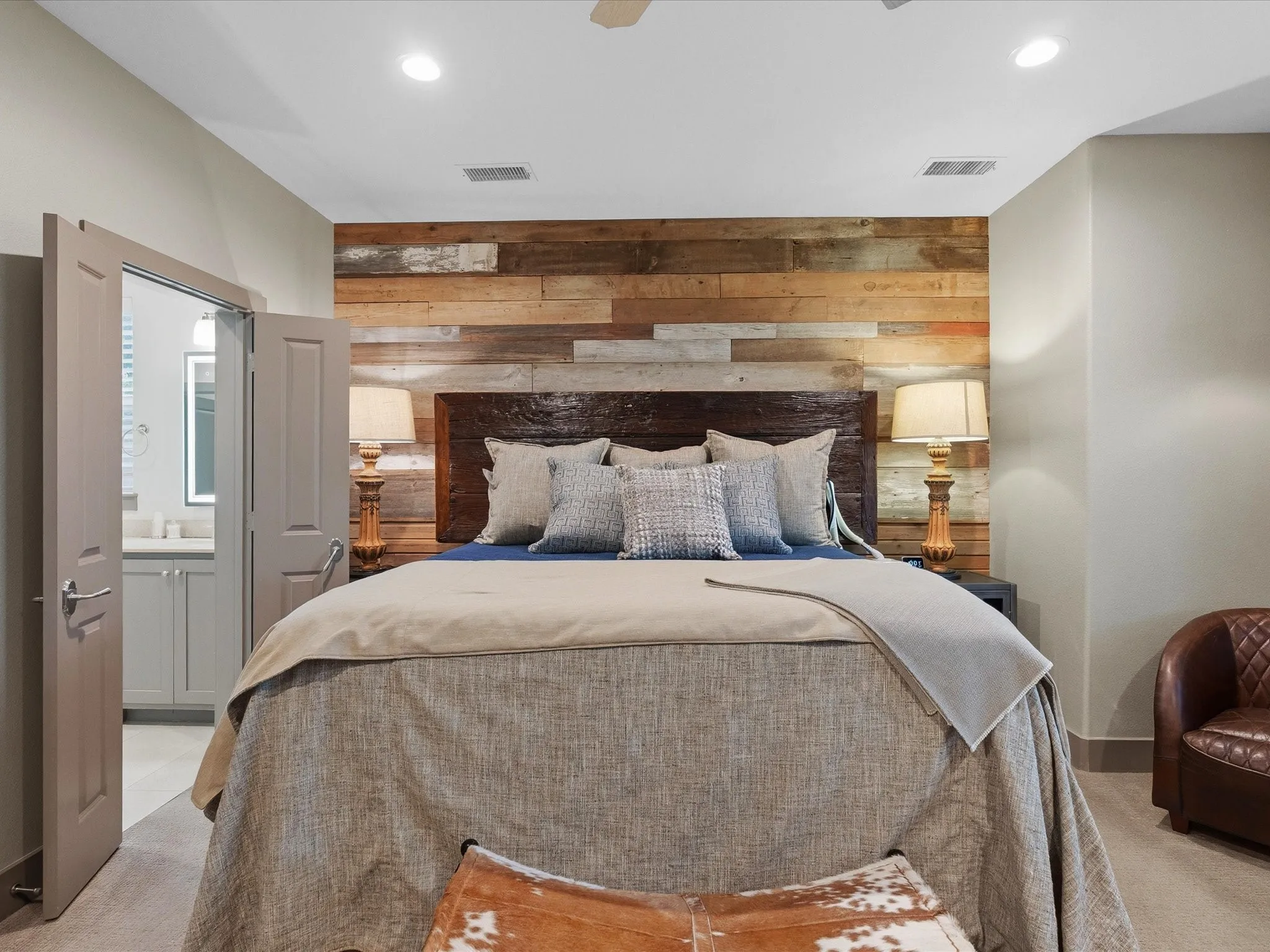 Single Family Residence For Sale in Dallas County , 2965 Eric Lane, Farmers Branch, Texas 75234, 4 Bedroom, 3 Bathroom, 2 Garage spaces, 3,006 Sqft, built in 2015, mls#21240333, Real Estate Agent in Farmers Branch, Homes For Sale in Dallas county, Homes For Sale in Farmers Branch, Realtor in Farmers Branch Texas, Real Estate Brokerage Independent Realty Texas, Luminita Cordes Realtor