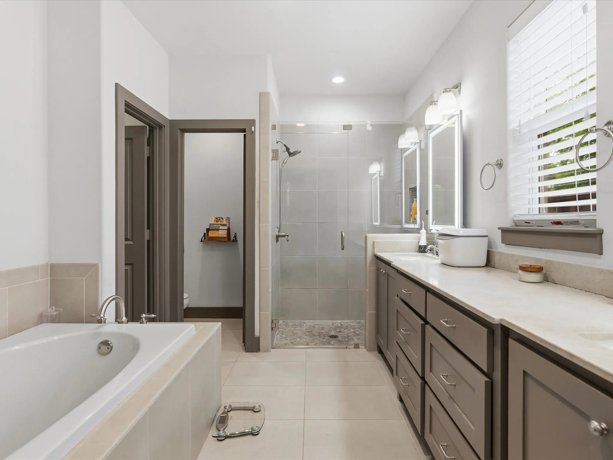 Single Family Residence For Sale in Dallas County , 2965 Eric Lane, Farmers Branch, Texas 75234, 4 Bedroom, 3 Bathroom, 2 Garage spaces, 3,006 Sqft, built in 2015, mls#21240333, Real Estate Agent in Farmers Branch, Homes For Sale in Dallas county, Homes For Sale in Farmers Branch, Realtor in Farmers Branch Texas, Real Estate Brokerage Independent Realty Texas, Luminita Cordes Realtor