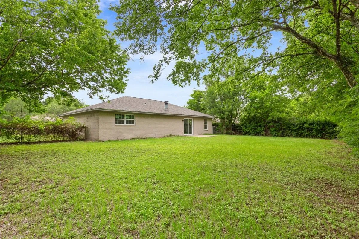 Single Family Residence For Sale in Mc Lennan County , 329 Applewood Lane, Hewitt, Texas 76643, 3 Bedroom, 2 Bathroom, 1 Garage spaces, 1,488 Sqft, built in 1984, mls#21241456, Real Estate Agent in Hewitt, Homes For Sale in Mc Lennan county, Homes For Sale in Hewitt, Realtor in Hewitt Texas, Real Estate Brokerage Independent Realty Texas, Luminita Cordes Realtor