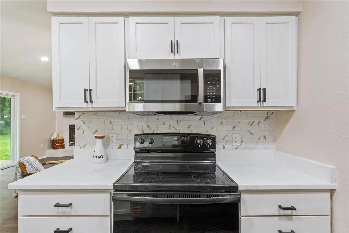 Single Family Residence For Sale in Mc Lennan County , 329 Applewood Lane, Hewitt, Texas 76643, 3 Bedroom, 2 Bathroom, 1 Garage spaces, 1,488 Sqft, built in 1984, mls#21241456, Real Estate Agent in Hewitt, Homes For Sale in Mc Lennan county, Homes For Sale in Hewitt, Realtor in Hewitt Texas, Real Estate Brokerage Independent Realty Texas, Luminita Cordes Realtor