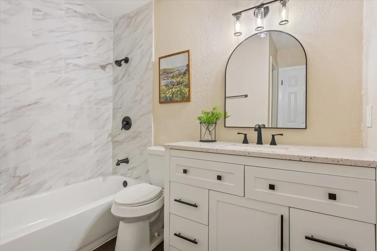 Single Family Residence For Sale in Mc Lennan County , 329 Applewood Lane, Hewitt, Texas 76643, 3 Bedroom, 2 Bathroom, 1 Garage spaces, 1,488 Sqft, built in 1984, mls#21241456, Real Estate Agent in Hewitt, Homes For Sale in Mc Lennan county, Homes For Sale in Hewitt, Realtor in Hewitt Texas, Real Estate Brokerage Independent Realty Texas, Luminita Cordes Realtor
